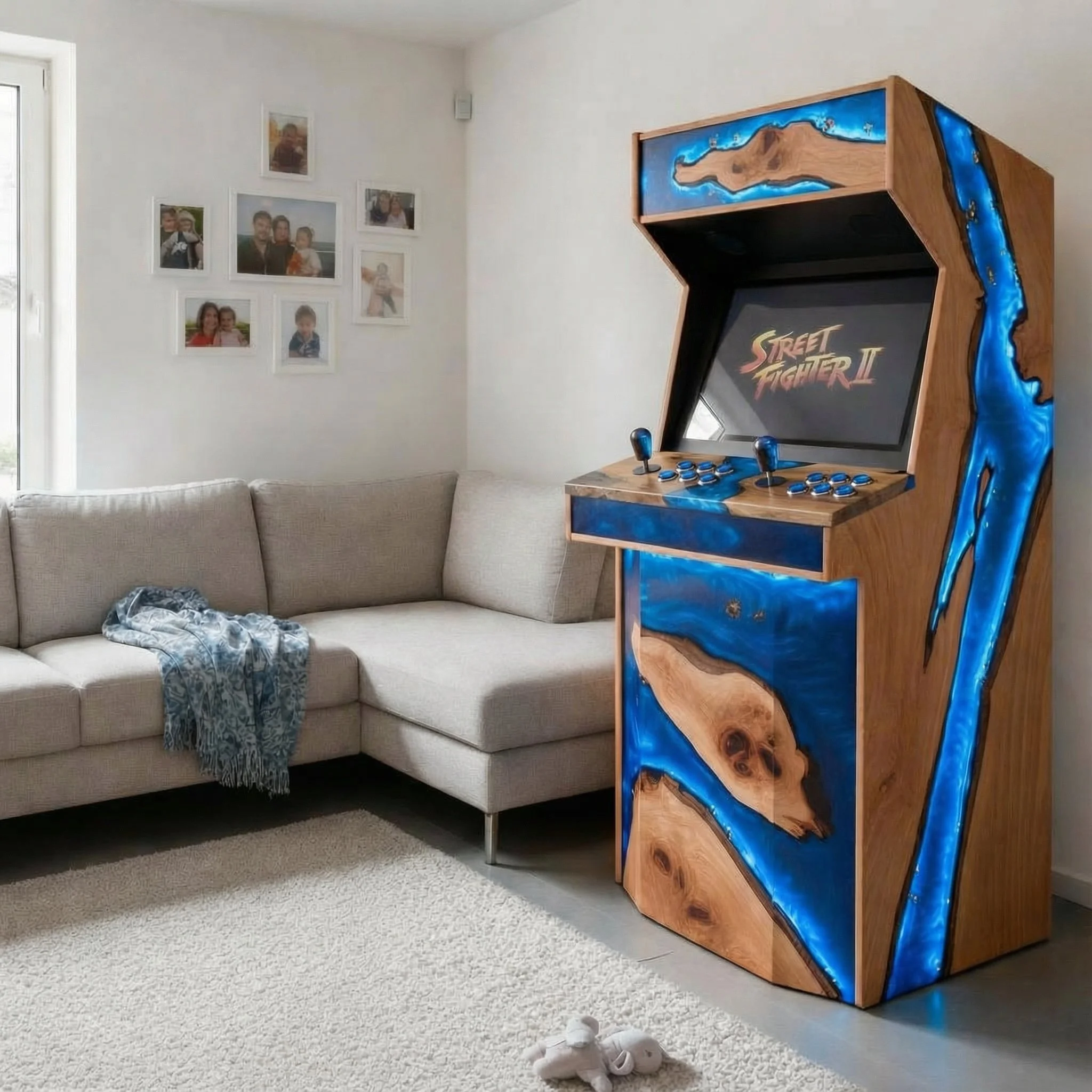une borne d'arcade en bois de noyer et résine époxy bleue dans un salon