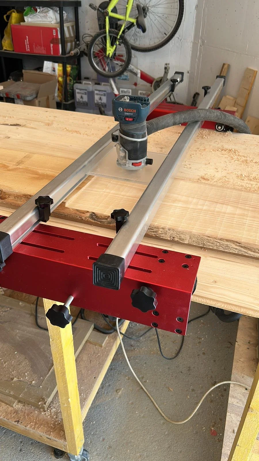 Un établi de menuiserie avec une scie circulaire électrique Bosch fixé sur une pièce de bois posée sur l'établi.