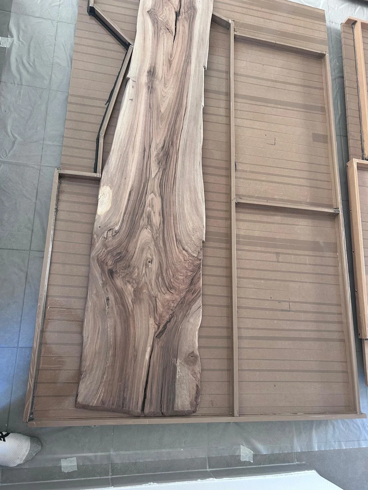 Une planche en bois naturel posée sur une structure dans un atelier 