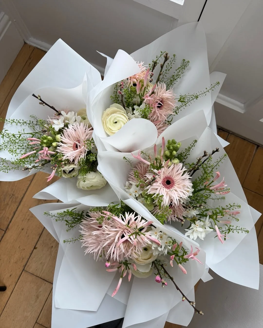There are a couple of Hand-tied Bouquets left for delivery or collection today - &pound;35 ☁️ 

#florist #manchesterflorist #cheshireflorist #valentines #valentinesflowers