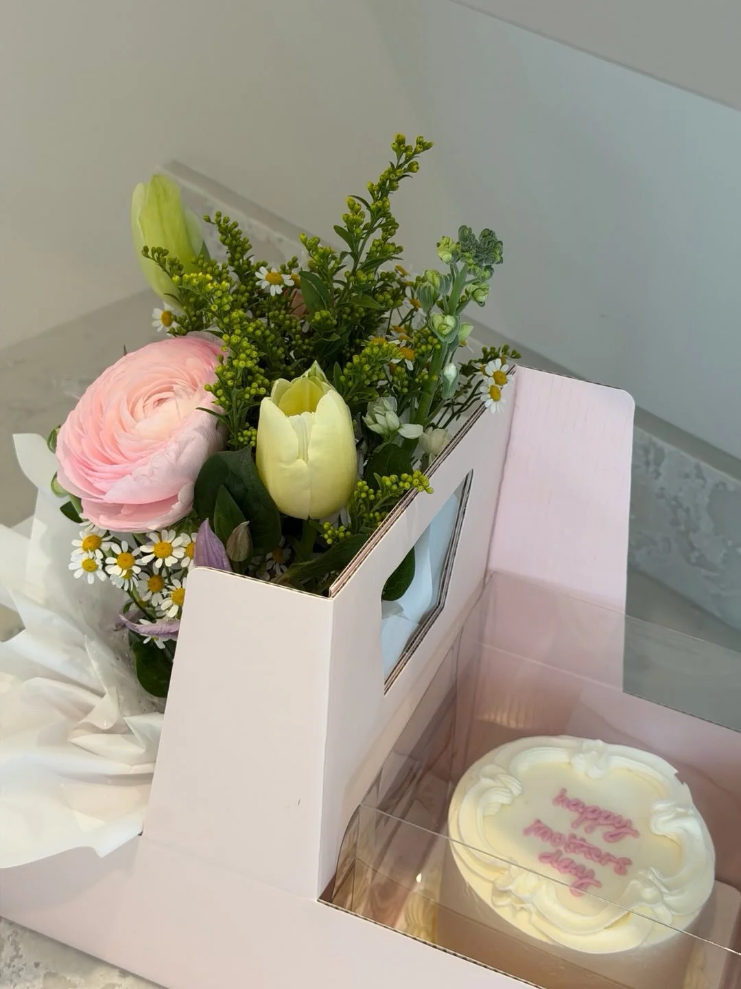 Mother&rsquo;s Day Gifting ~ &pound;45 available to order through @thebakestudiomcr 

So fun to collaborate with my talented friend bringing you the tastiest cakes paired with a seasonal spring bouquet 🍰🌱