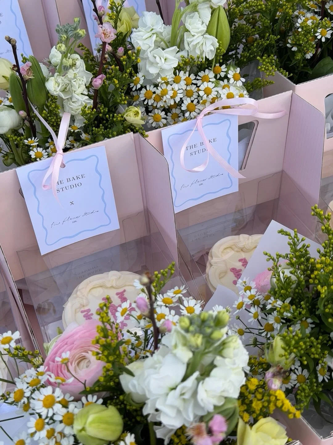 Mother&rsquo;s Day Gifting ~ So lucky to be able to collaborate with my friend @thebakestudiomcr 

Thank you to everyone who ordered!

#mothersday #mothersdaygift #mothersdayflowers #manchesterflorist #manchestercakes