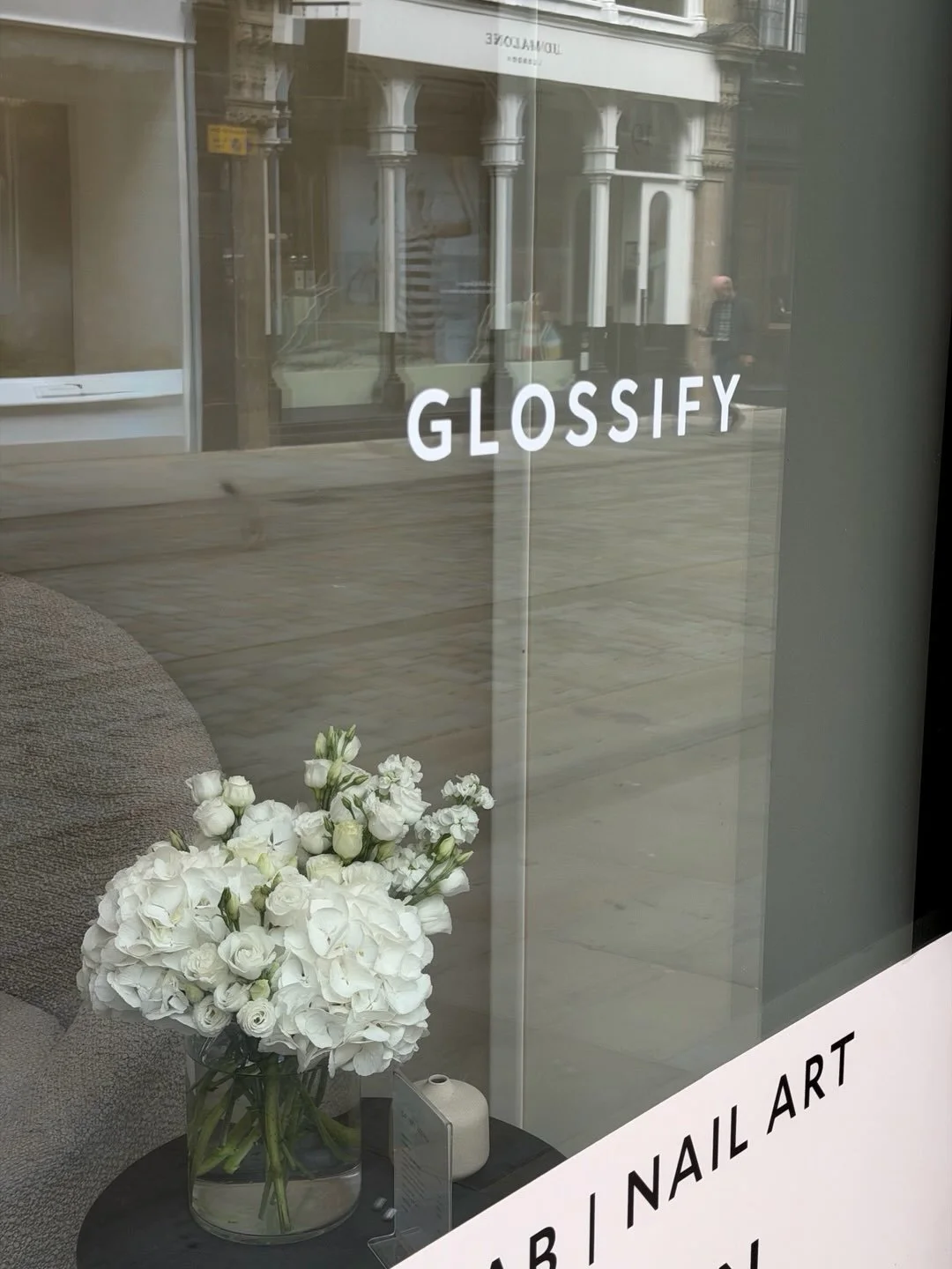 Monday blooms for @glossify ☁️ 

#florist #manchesterflorist #eventflowers #hydrangea #floralarrangement