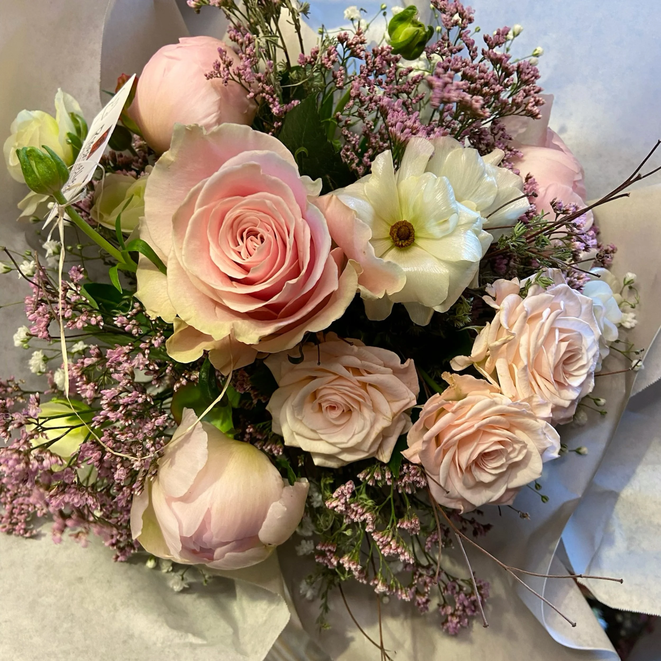 Blumenstrauß mit rosa Rosen, weißen Blumen und kleinen pinken Blüten