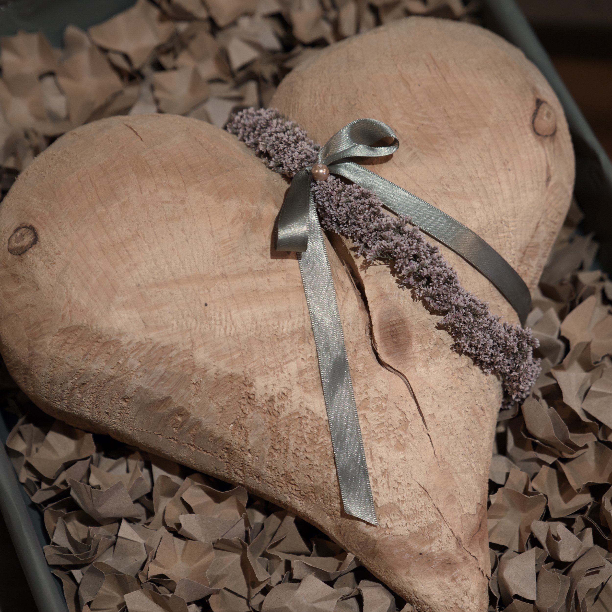 Holzscheiben mit einem silbernen Band und Lavendel auf Korkmaterial
