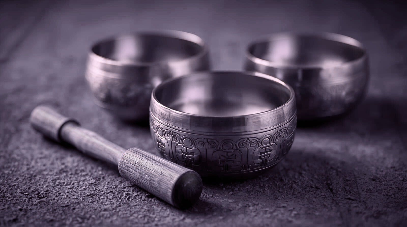 bols tibétains chantants, table de massage, bols chantants