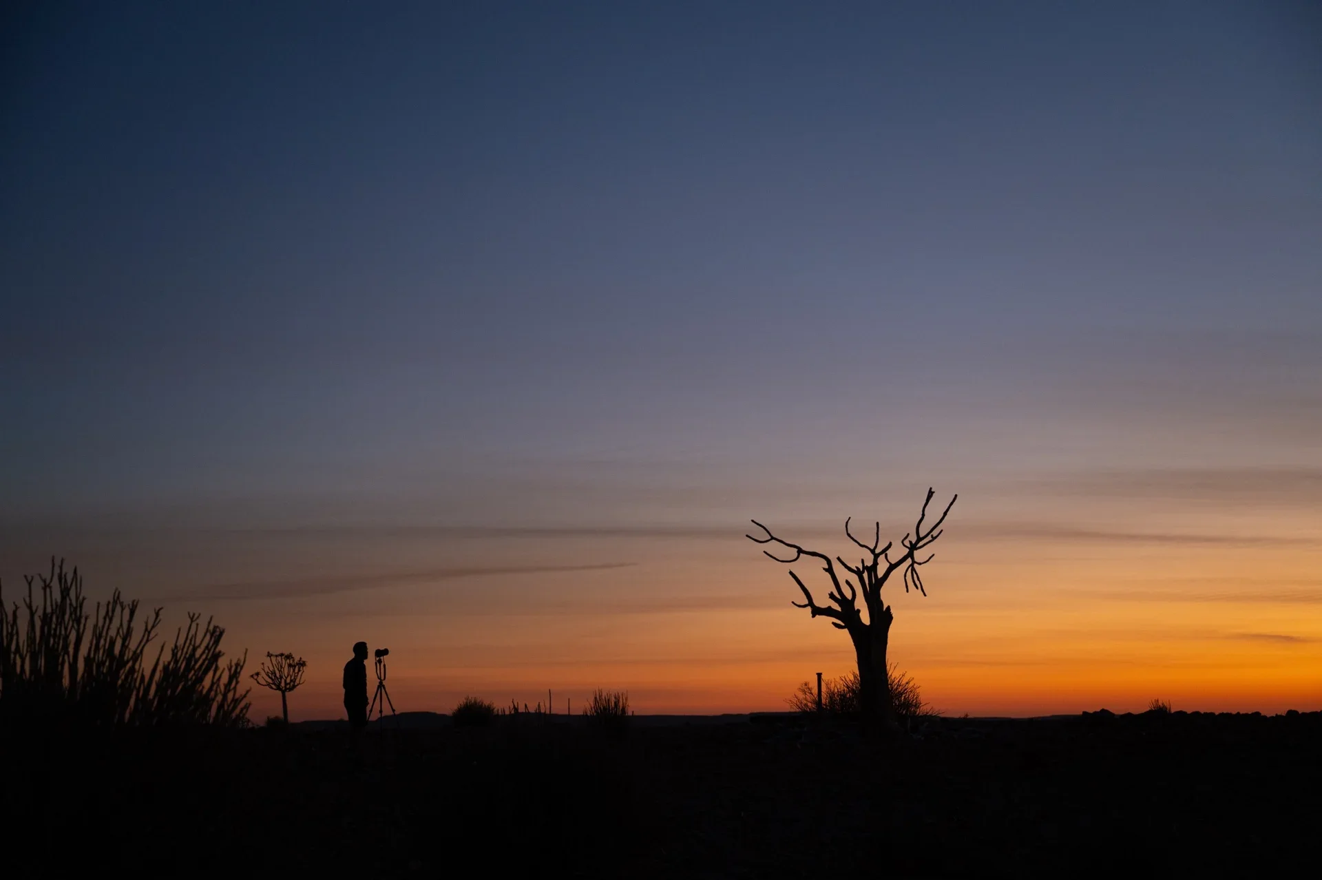 Namibia fotografo al tramonto durante viaggio fotografico di Elisabetta Rosso