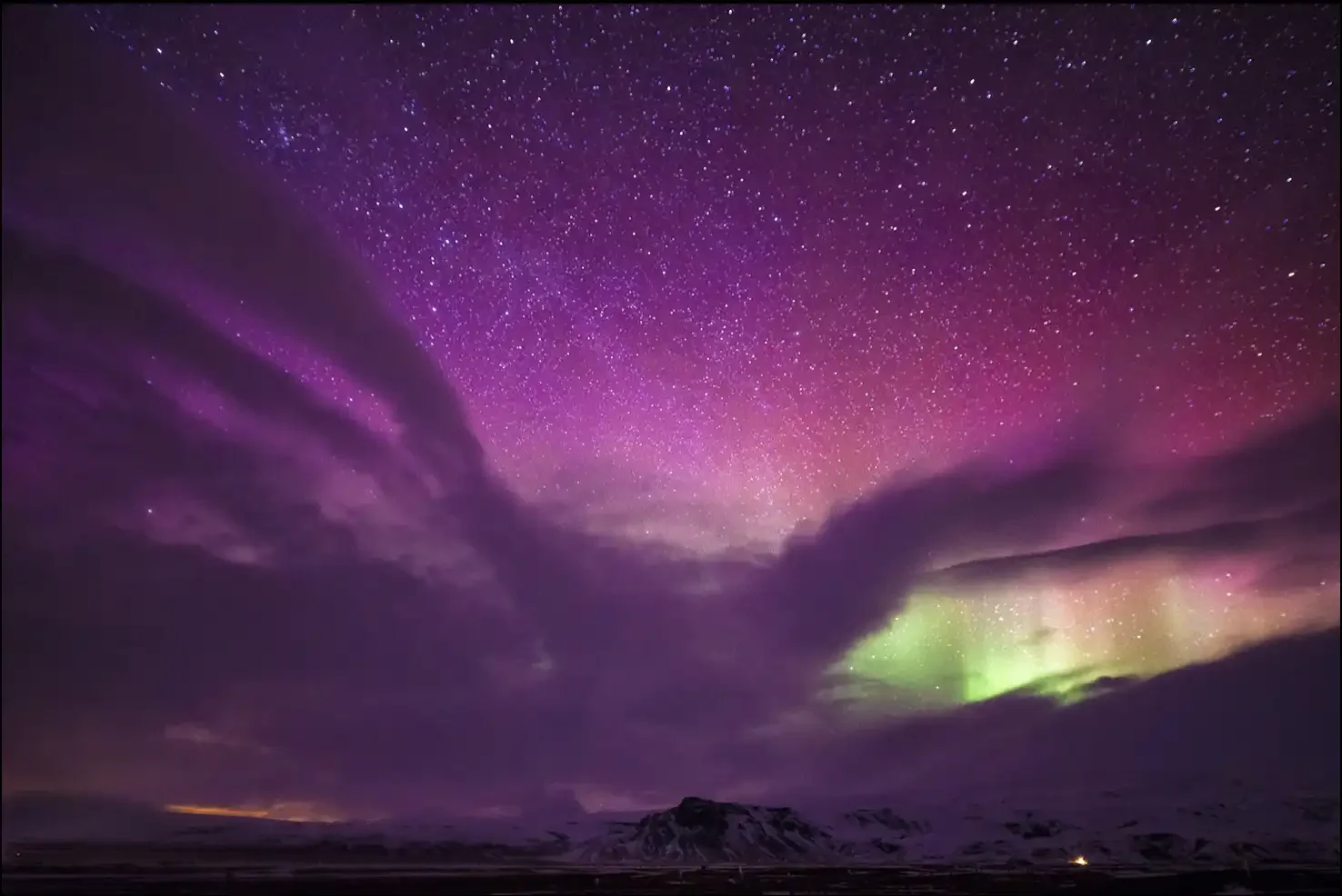 Aurora Boreale in Islanda colori fucsia e magenta
