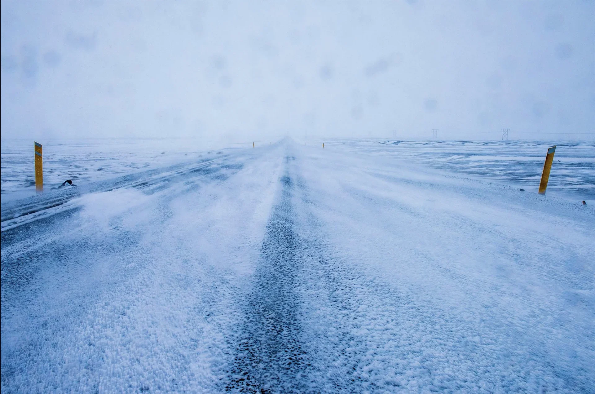 Strada inverno in islanda durante un viaggio fotografico per fotografare aurora boreale