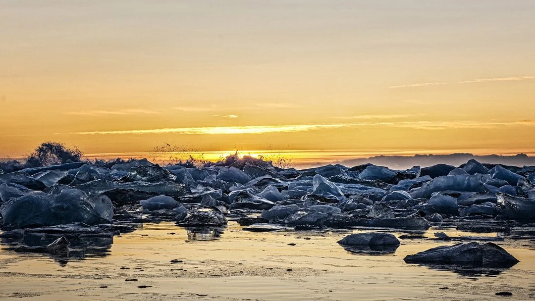 Stretto di ghiaccio sulla superficie dell'acqua durante un tramonto o alba.