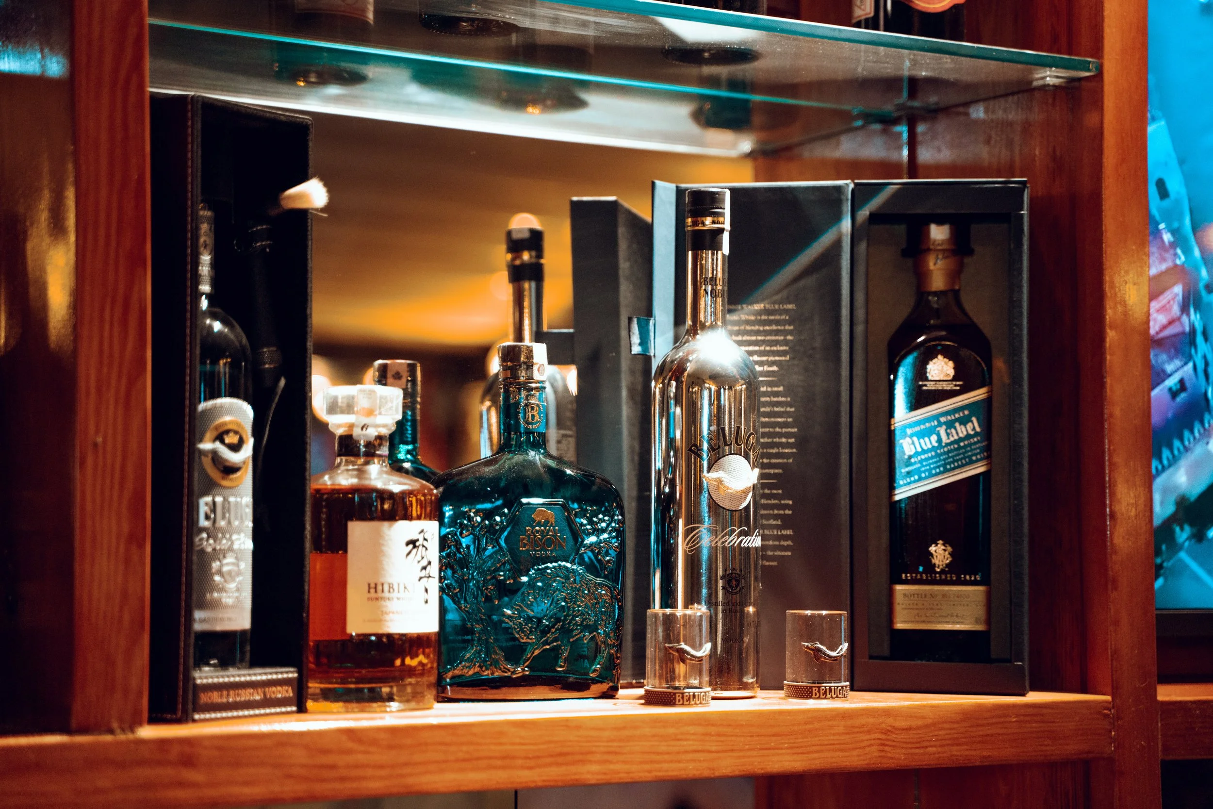 Rafta çeşitli viski şişeleri ve hediyelik kutular yer almakta.