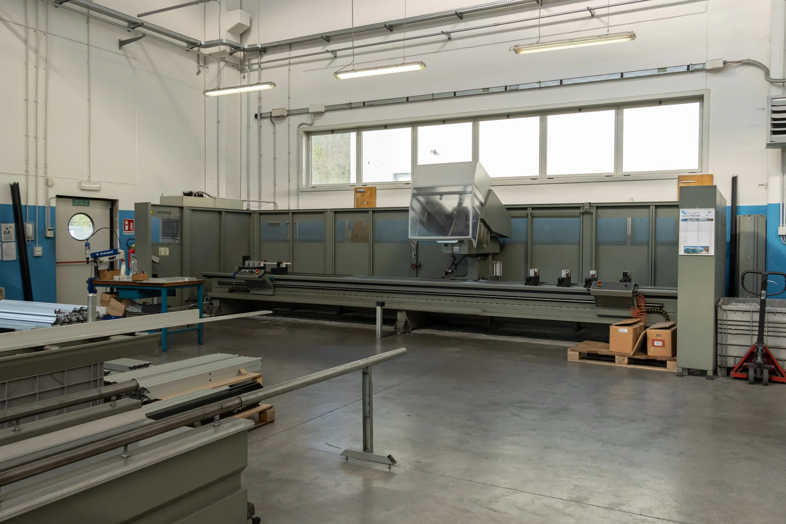 Interno di un'officina o laboratorio con attrezzature industriali e macchinari per la lavorazione dei materiali