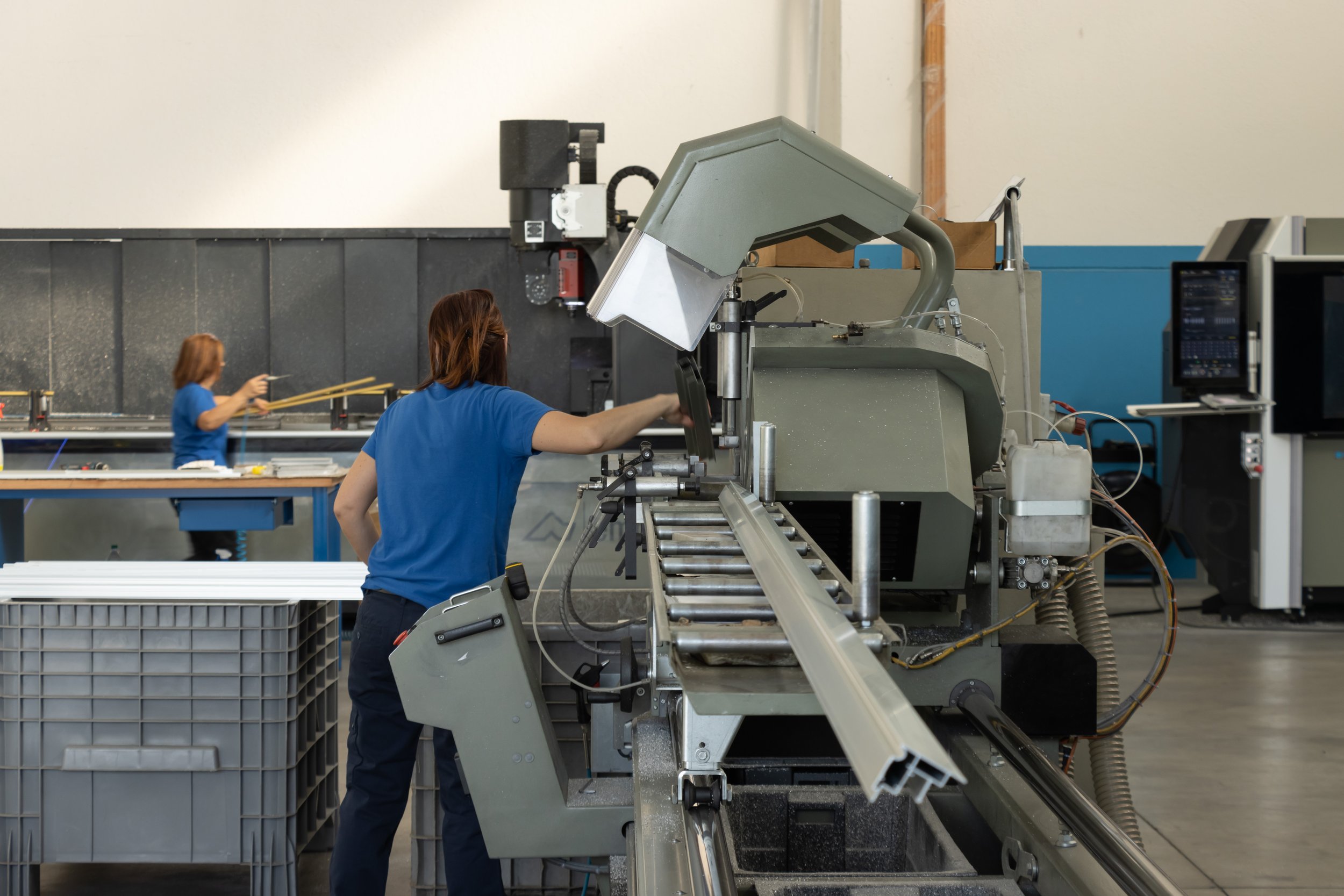 Operai che lavorano con una macchina industriale in un fabbrile