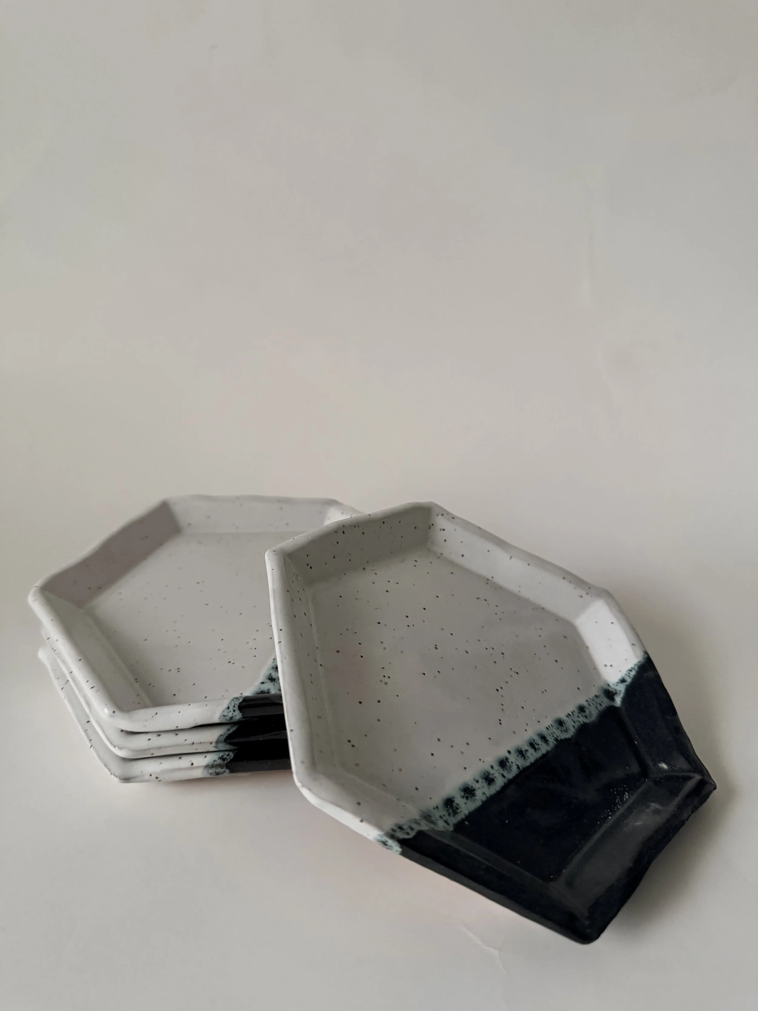 Black/white hexagon plates (set of 4)