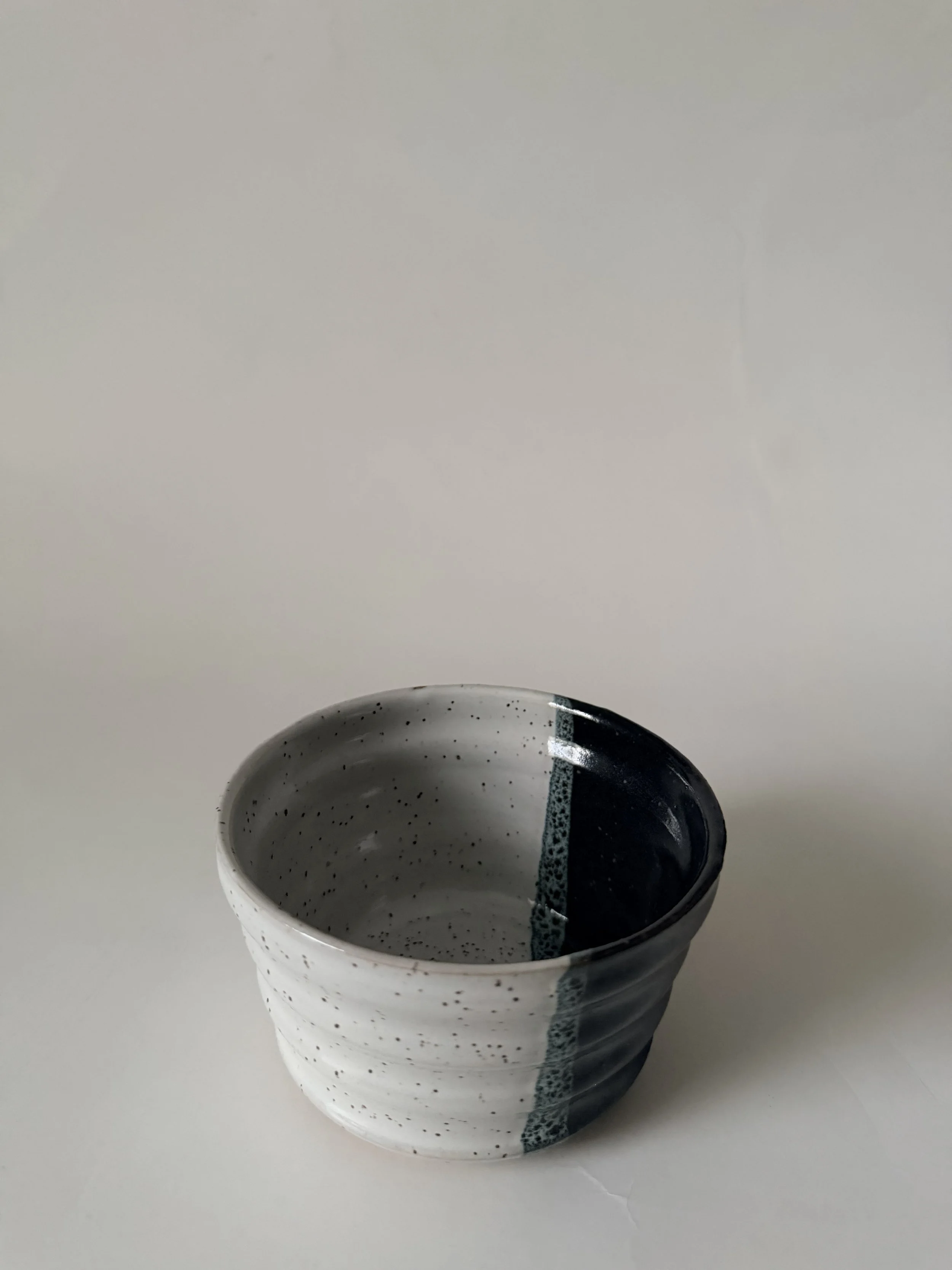 Black/white wavy bowl