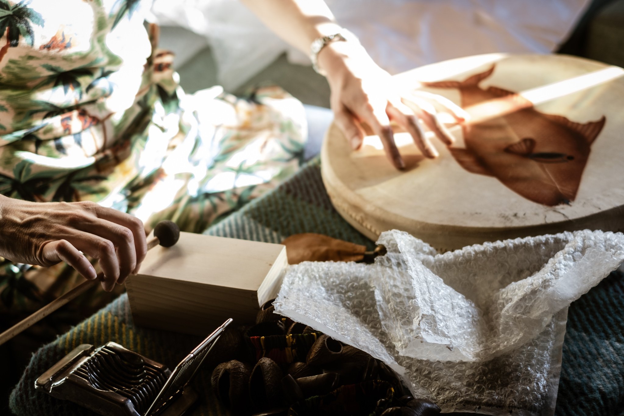 En person som jobber med treskjæring, med ulike verktøy og et trestykke på et bord.