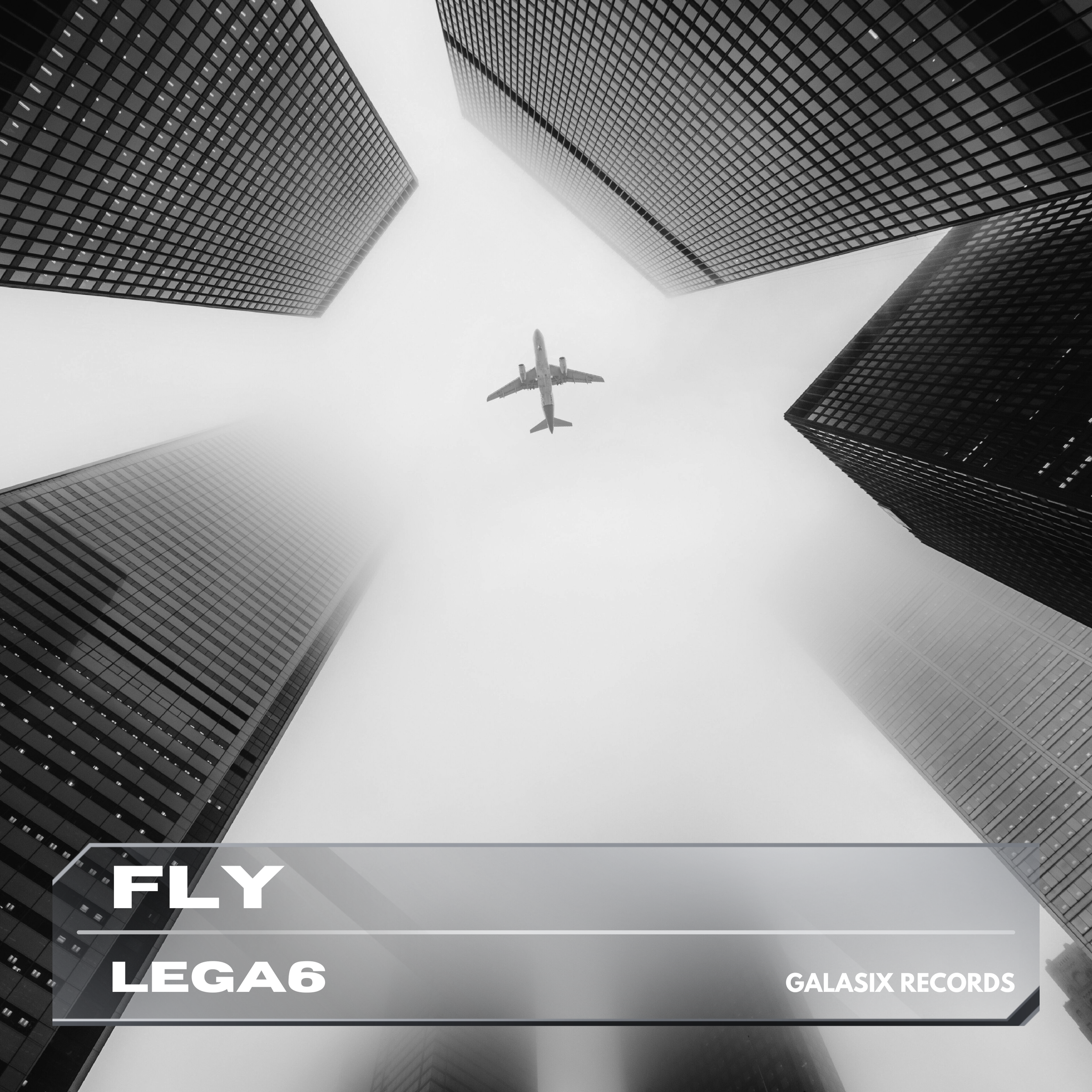 Une photo en noir et blanc de quatre gratte-ciel très hauts vus du bas, avec un avion en vol au centre dans le ciel entre les immeubles.