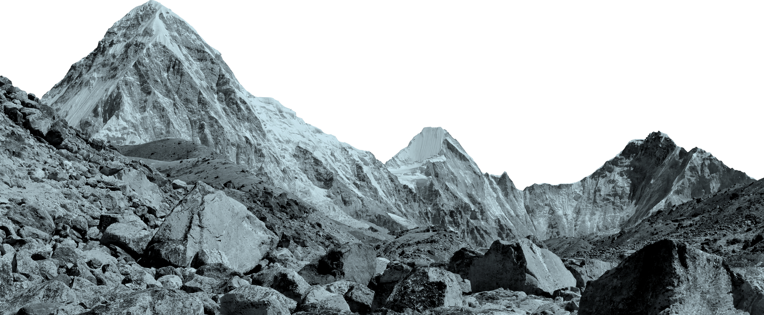 Montagnes enneigées aux sommets pointus, rochers et glaciers dans un paysage de haute montagne.