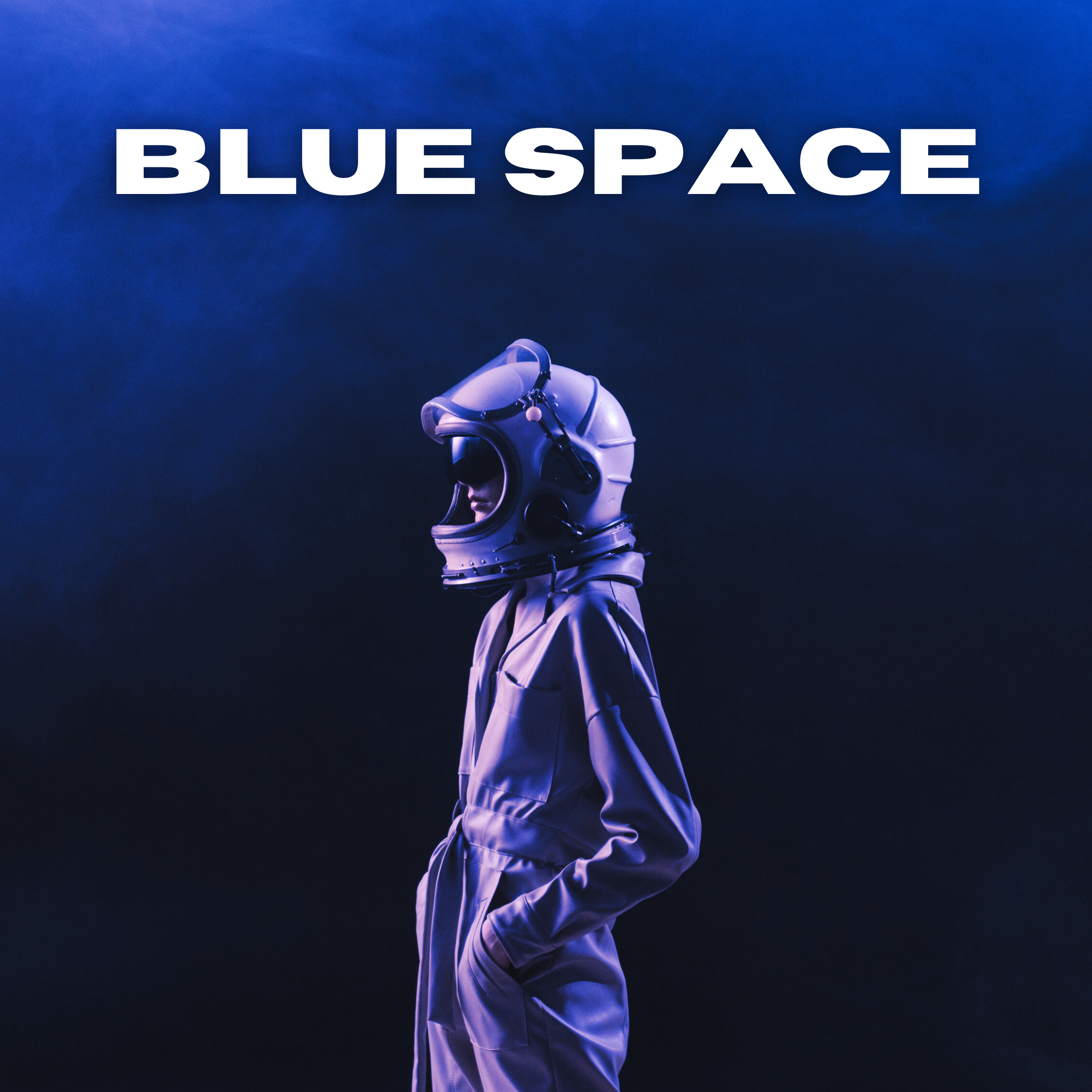 Une personne en combinaison spatiale et casque d'astronaute, face de profil, avec le texte 'BLUE SPACE' en haut à gauche, sur un fond bleu foncé.