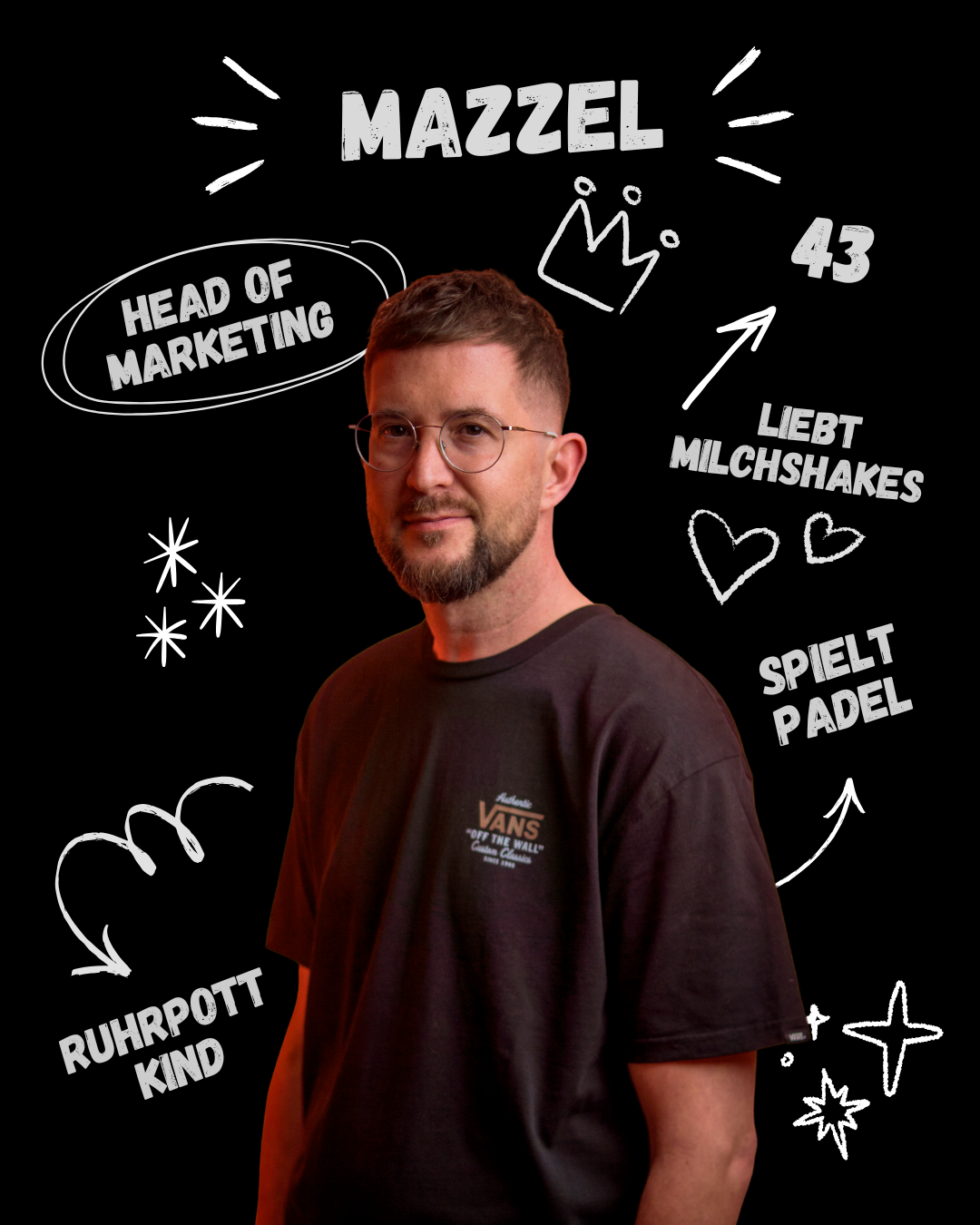 Junge Mann vor schwarzer Tafel mit weißen handgezeichneten Kommentaren und Symbolen wie Herz, Krone, Sterne, himmel, und Texten wie "MAZZEL", "Head of Marketing", "Liebt Milchshakes", "Spielt Padel" und "Ruhpott KInd".