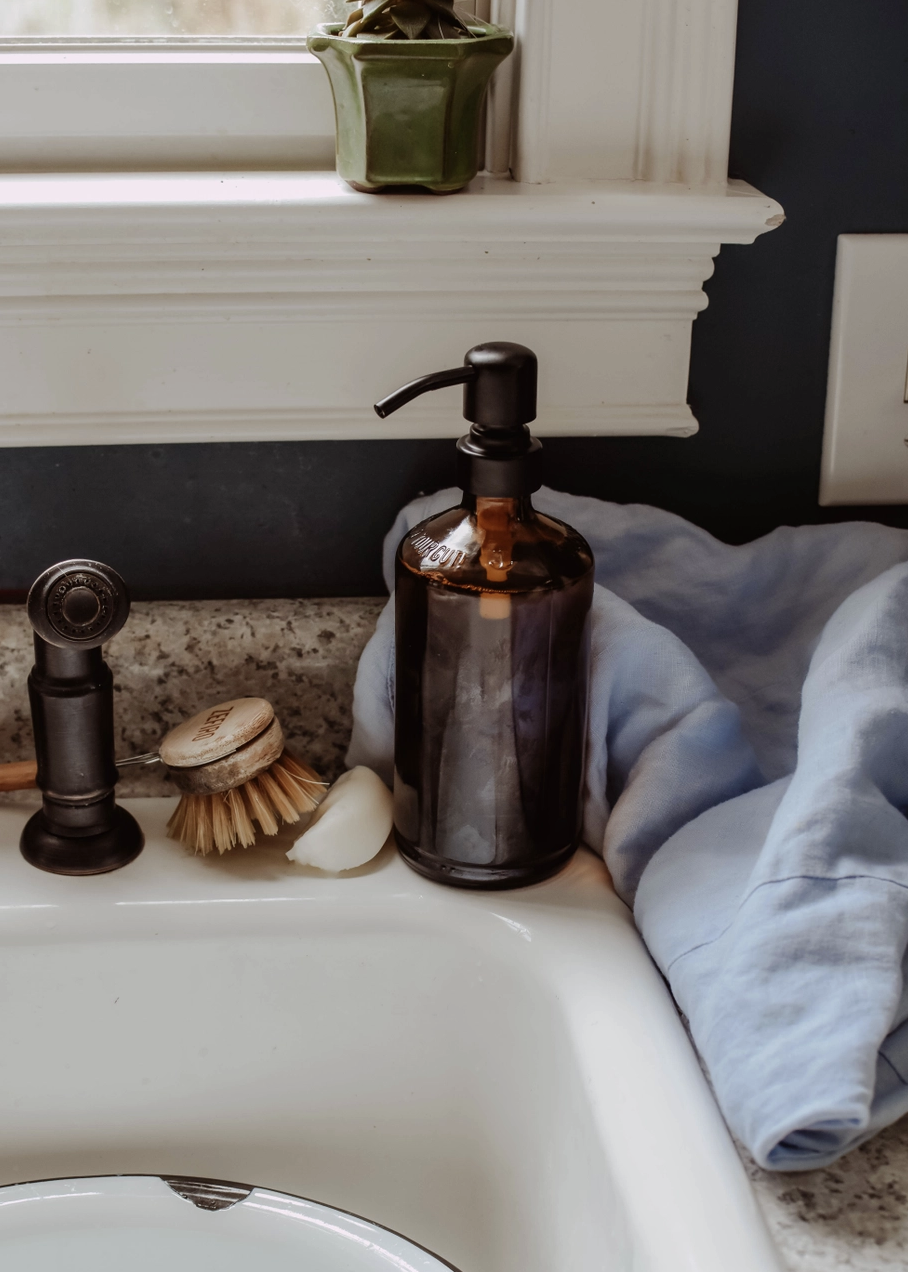 Black Bottle Pump Top