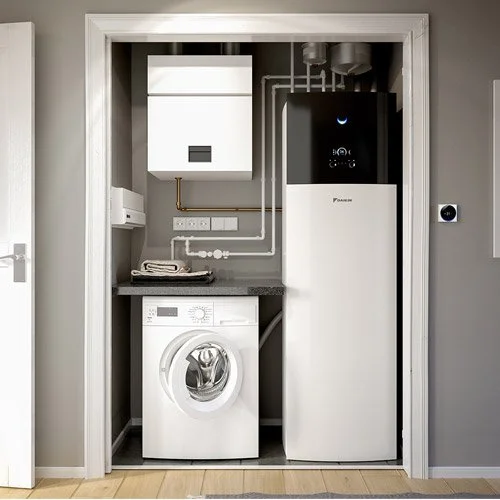 Daikin bergvärmepump installerad i ett tvättutrymme.