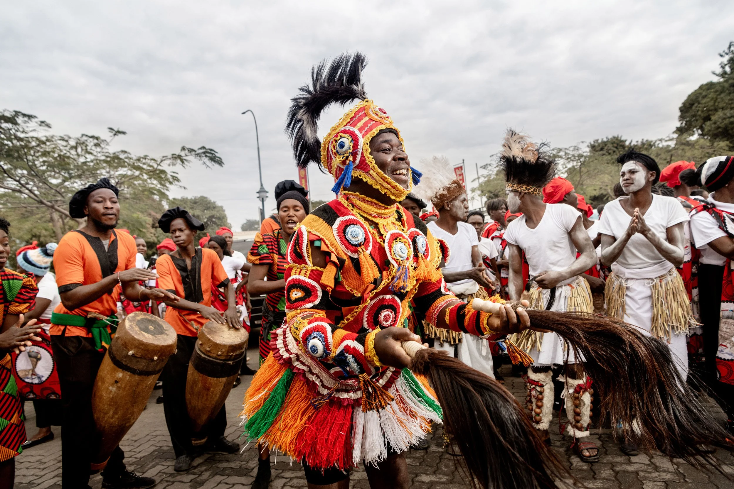 Portrait d’un danseur traditionnel accompagné de musicien du peuple des Soli performant lors d’un des arrêts de la manifestation d’annonce du Bene Mukuni. Livingstone, Zambie - 21 Juillet 2025