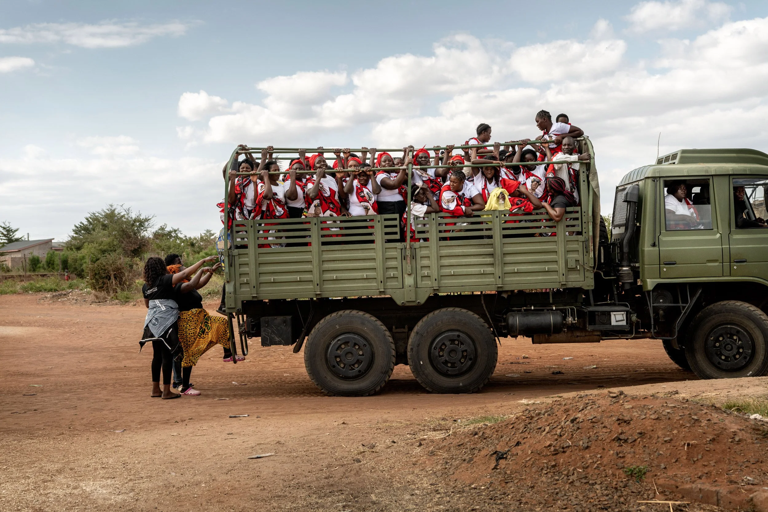 Cinq jours avant le début de la cérémonie du Bene Mukuni, lors de la manifestation d'annonce officielle, un groupe de femmes Toka Leya monte dans un camion pour poursuivre le cortège de célébration. Durant l’après midi de la manifestation d’annonce d