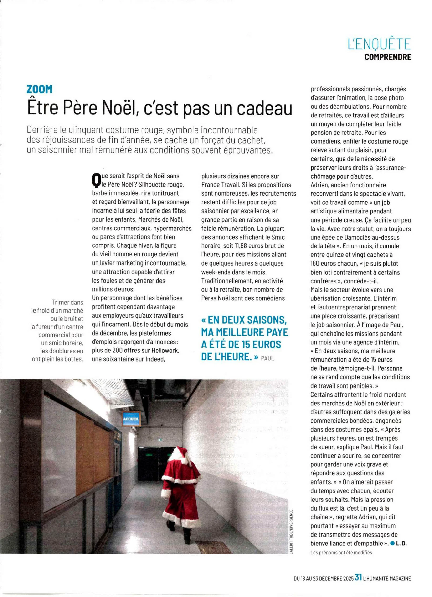 Person déguisée en Père Noël marchant dans un couloir avec un panneau 'Accueil' suspendu au plafond.