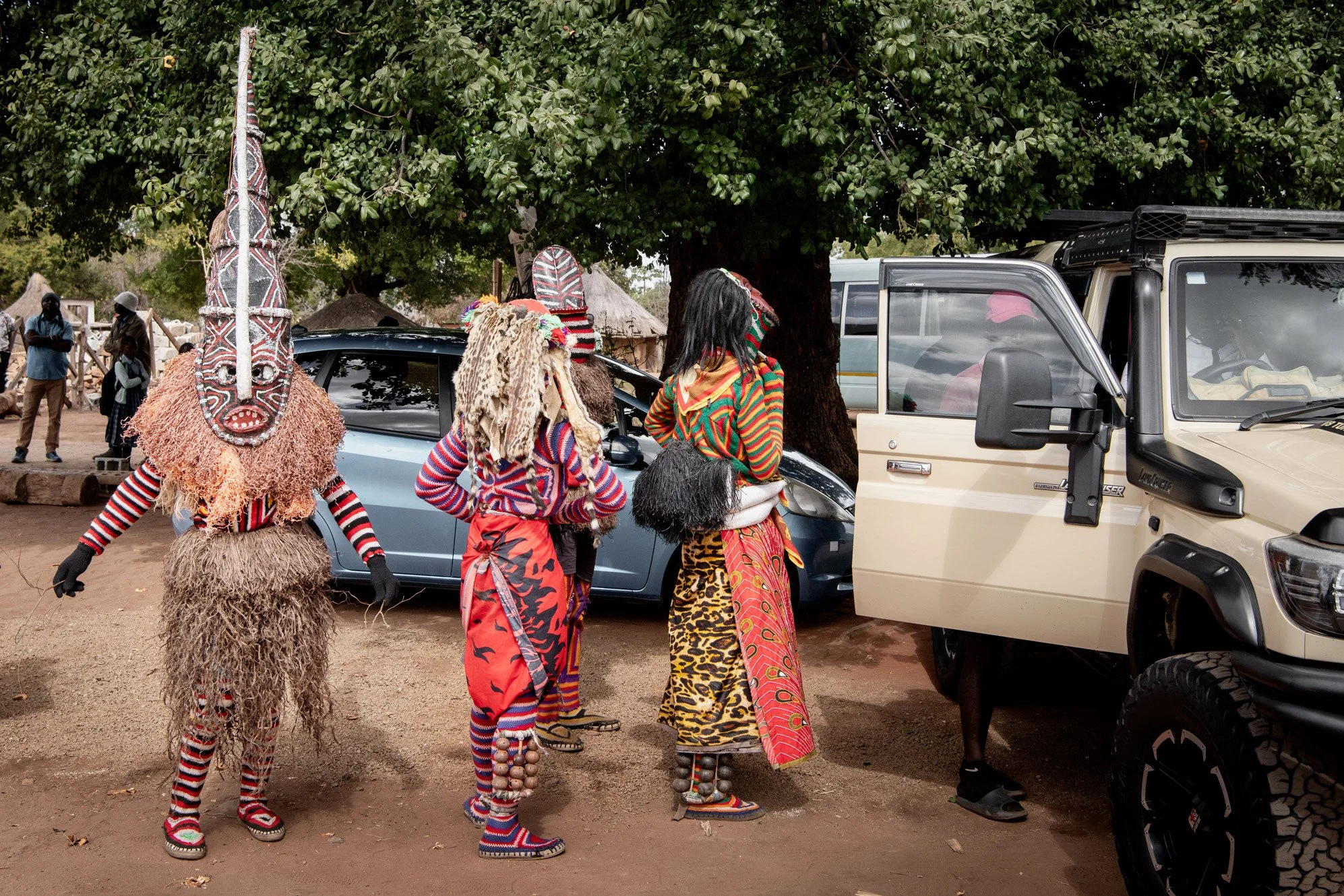 Après avoir offert une prestation de danse Makishi dans le cadre des festivités précédant la cérémonie du Bene Mukuni, les danseur traditionnelles de la communauté Luvale rentrent chez eux. Mukuni, Zambie - 23 Juillet 2025