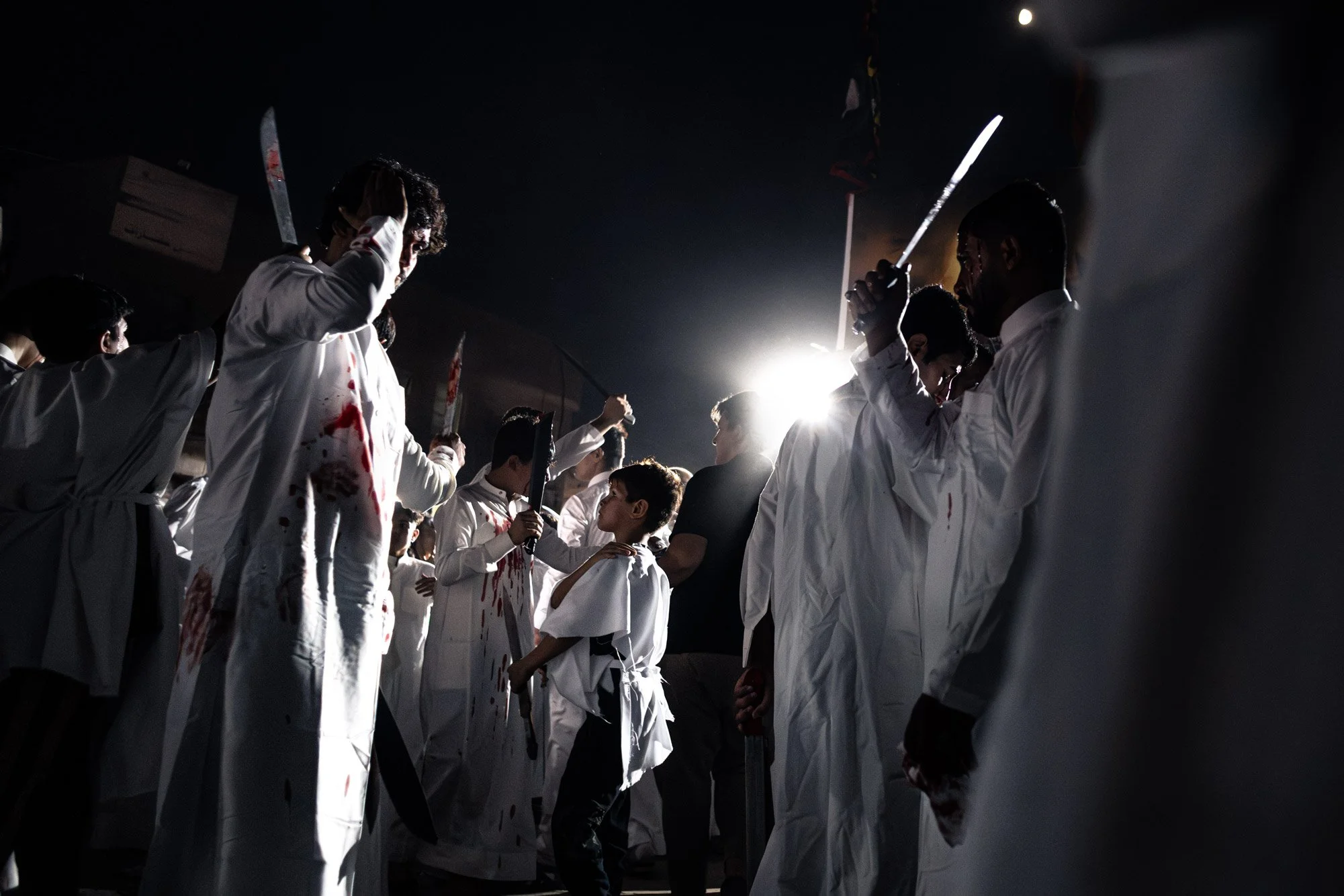 Baghdad, Irak, Juillet 2024. Les fidèles commémorent le martyre de l’imam Hussein à travers des rituels de deuil. Les processions du Tatbir, action de se couper au niveau du front et d’entretenir le saignement, continuent toute la nuit du 9ème et 10è