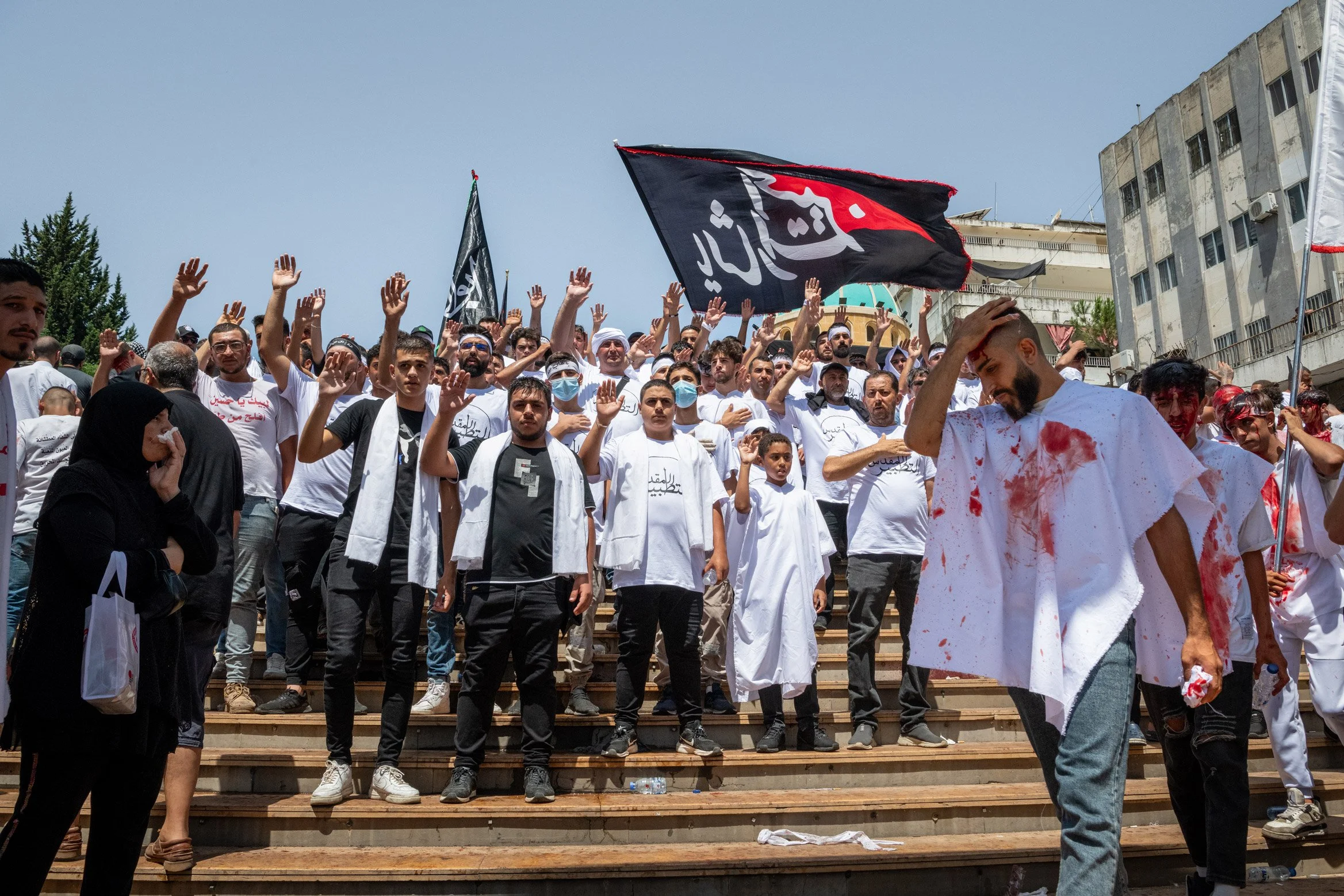 À la fin de la procession, les fidèles musulmans chiites se rassemblent à l'entrée de la mosquée de Nabatiyeh, où la commémoration a débuté. Nabatiyeh, Liban, le 29 juillet 2023.