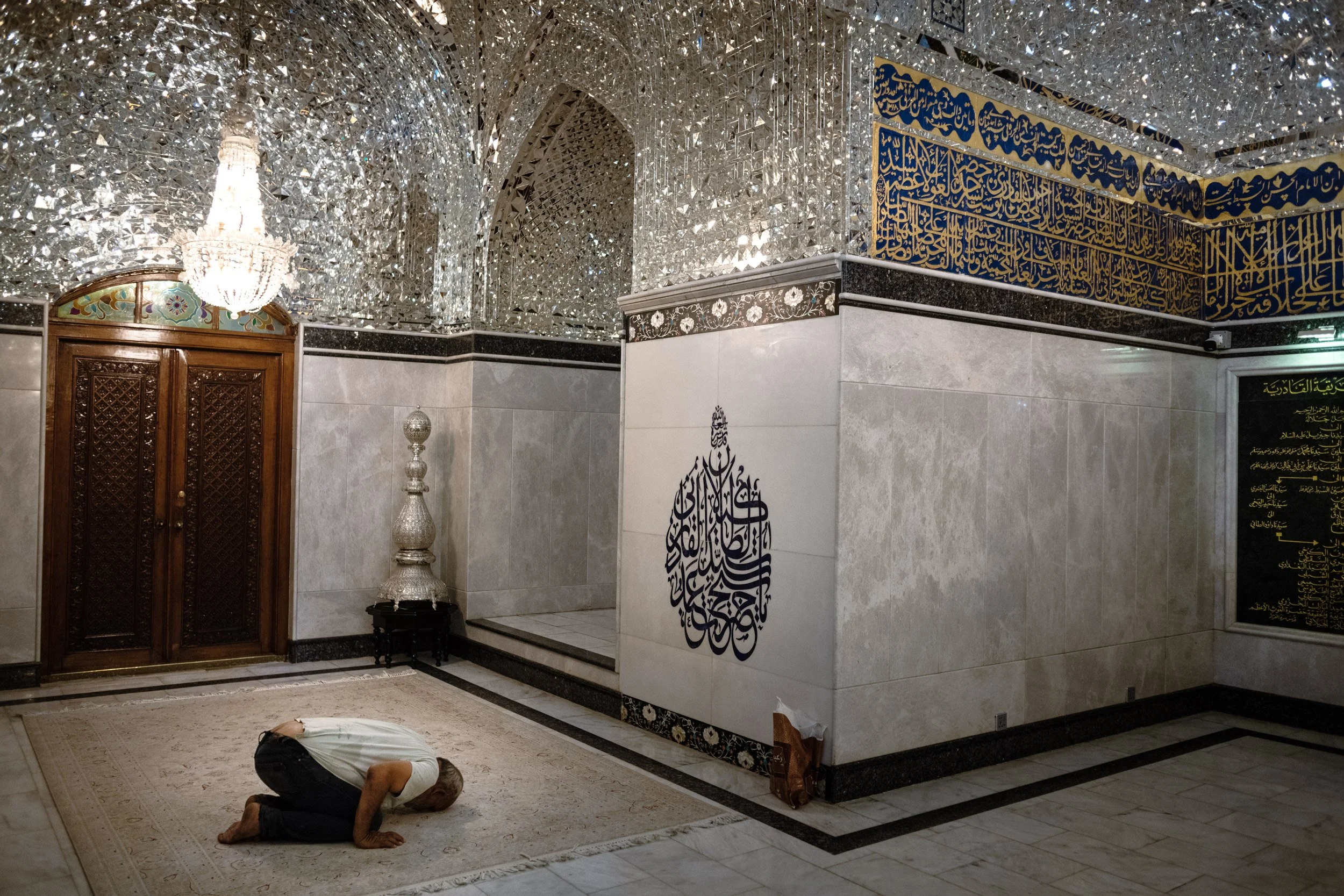 Dans la mosquée Sheikh Abdul Quadir Al-Jilani de Baghdad. Un homme en prière. Bagdad, Iraq, Juillet 2024