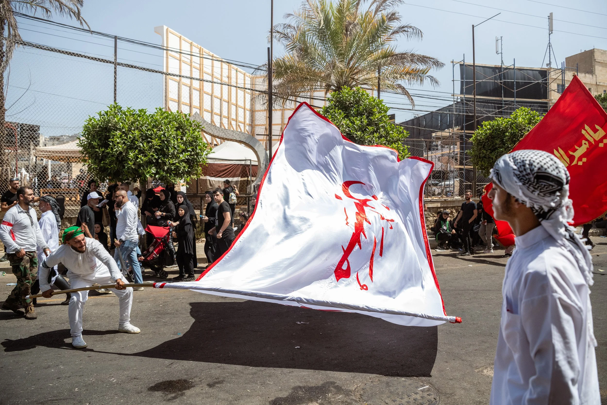 Pendant les processions d'Achoura, de grands drapeaux arborant des symboles religieux sont brandis. Nabatiyeh, Liban, 29 Juillet 2023