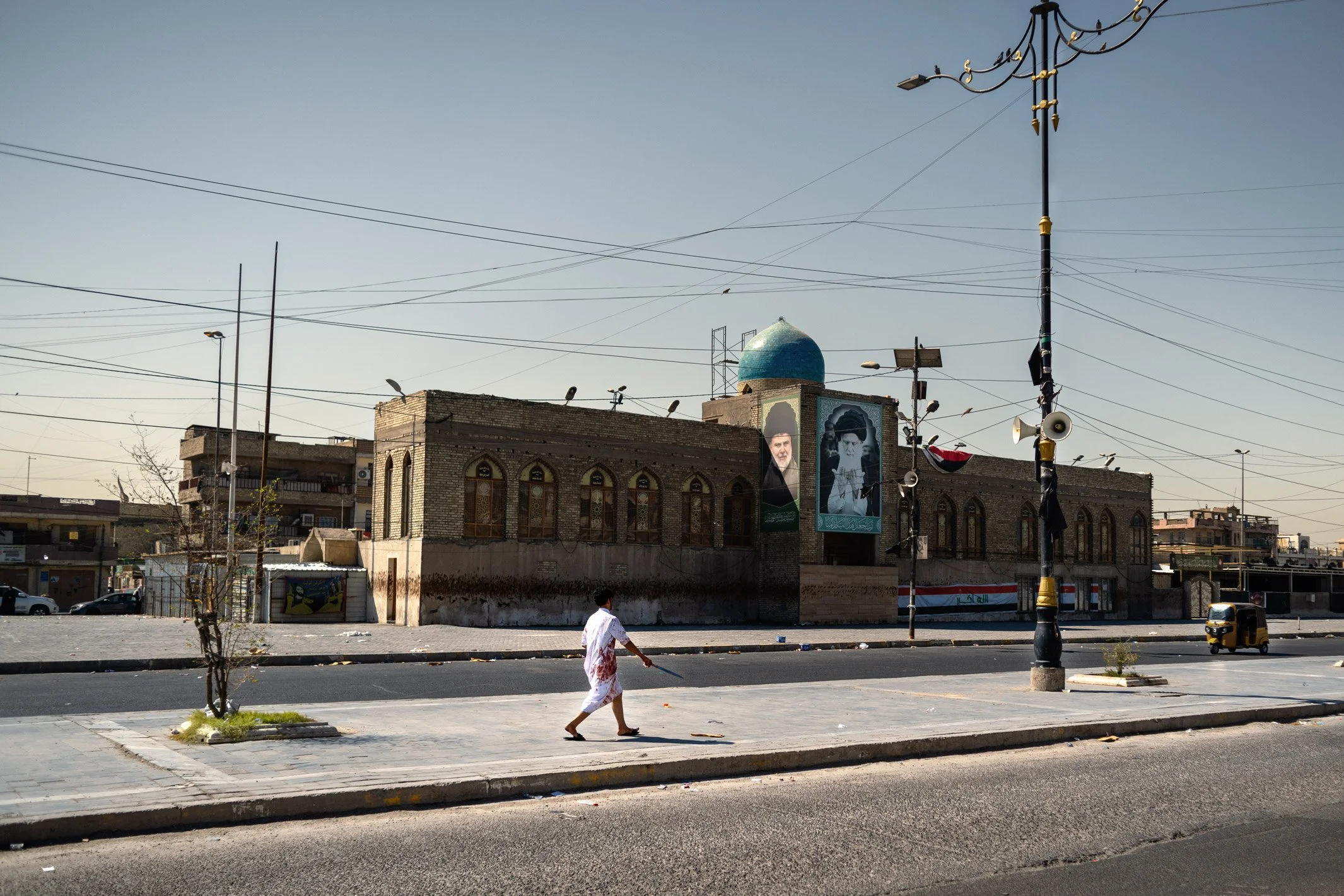 Les fidèles commémorent le martyre de l’imam Hussein à travers des rituels de deuil. A la fin du dixième jour, la commémoration de Achoura prend fin, les pratiquants rentrent chez eux. Sadr City, Iraq, Juillet 2024