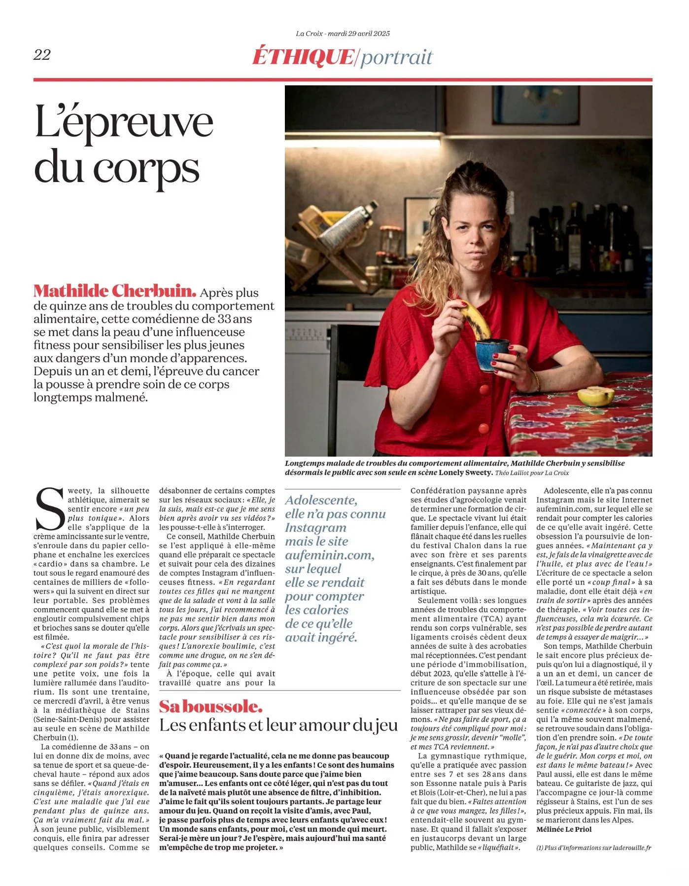 Une femme pugilistique tenant une banane en guise de téléphone, assise à une table dans une cuisine