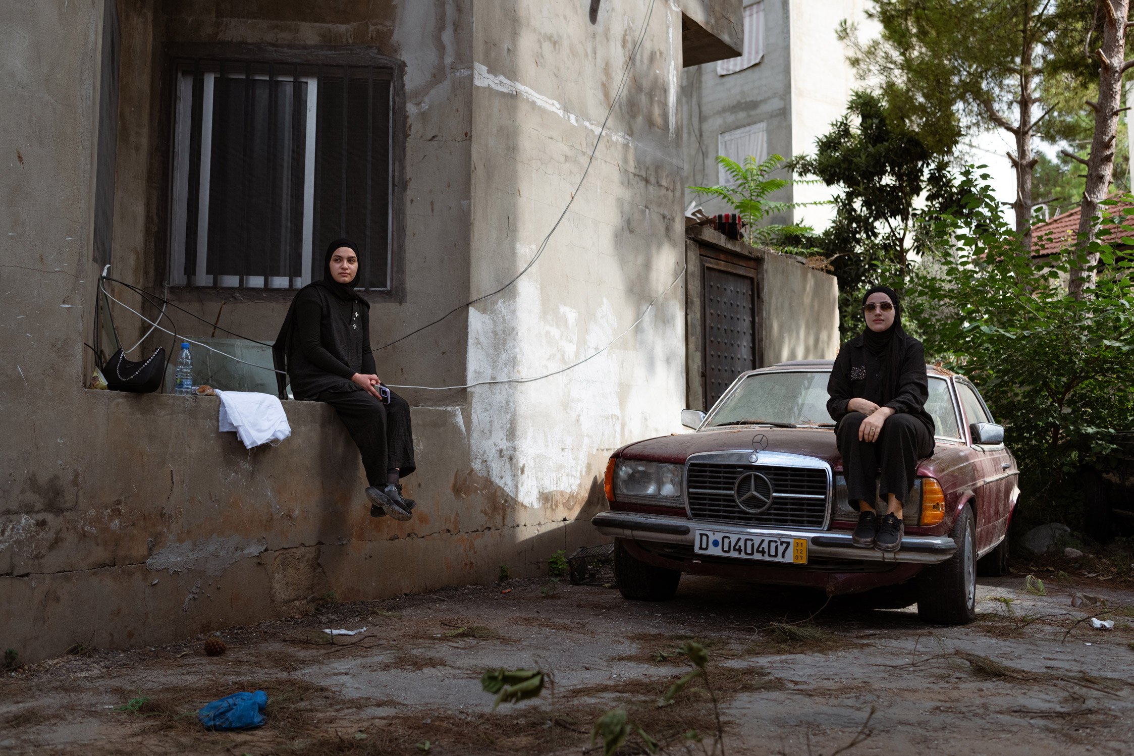 Un petit groupe de femme se tient à l'écart des processions d'Ashura lors du 9ème jours de la commémoration à Nabatiyeh, Liban, 29 Juillet 2023