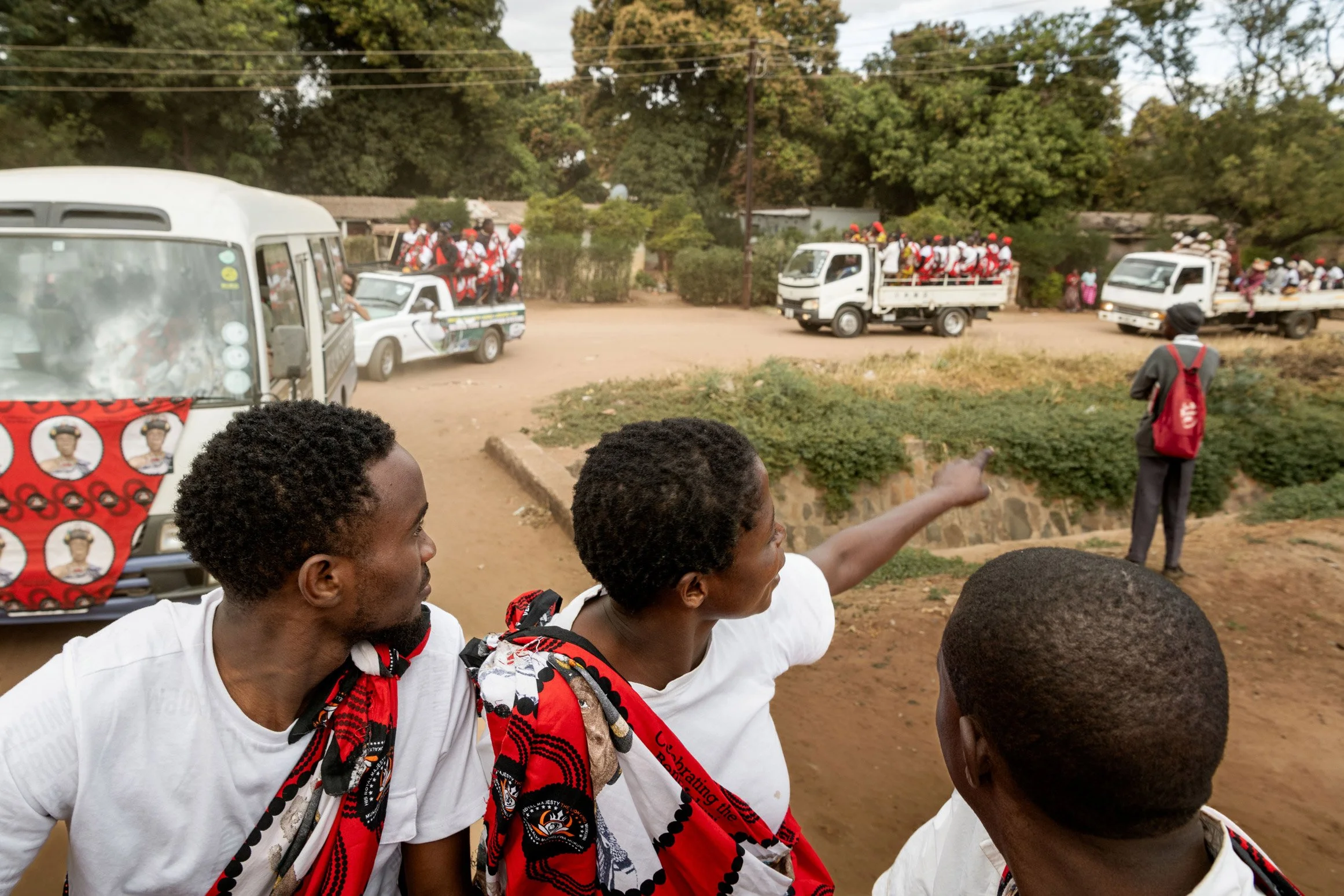 Le cortège d'annonce de la cérémonie du Bene Mukuni sillonne les quartiers de Livingstone dans des véhicules floqués aux couleurs de la communauté Toka Leya et de leur chef traditionnel, le Chief Mukuni, mobilisant la population locale cinq jours ava