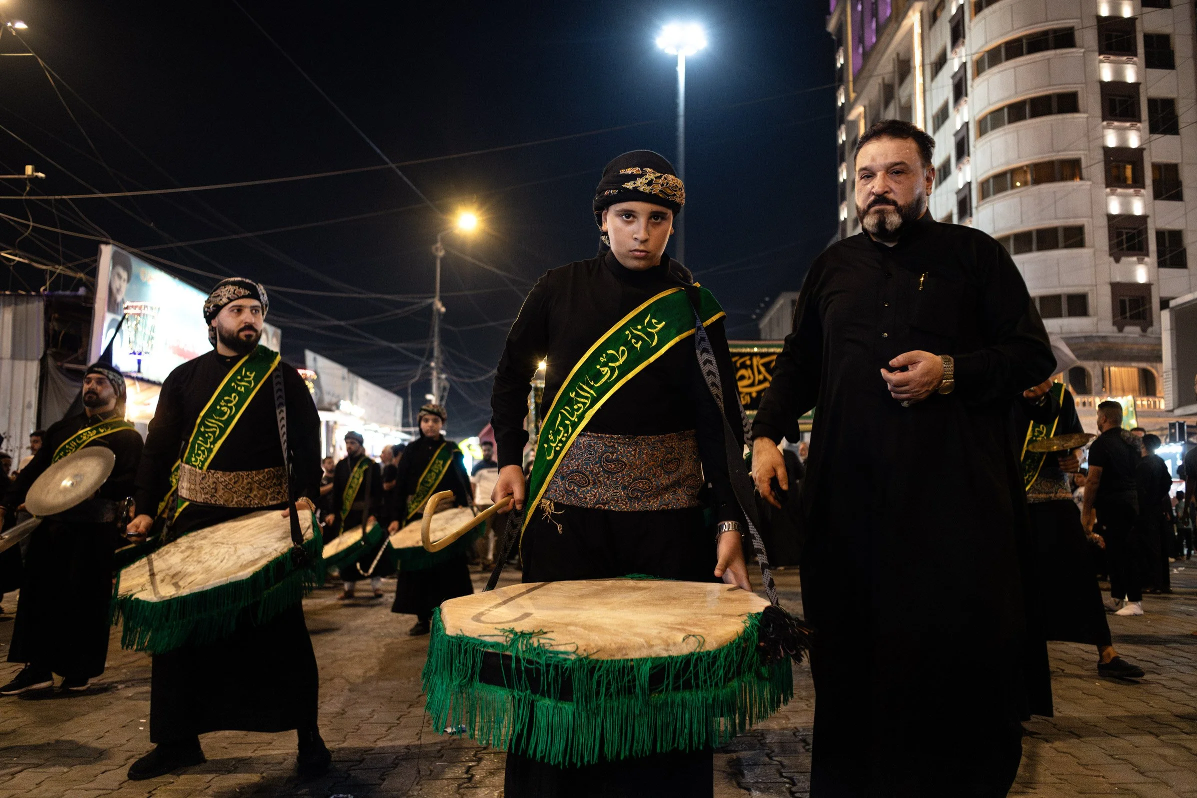 Les fidèles commémorent le martyre de l’imam Hussein à travers des rituels de deuil. A Kadhimiya, quartier chiite de Baghdad, les processions de Achoura du 7ème jour sont accompagnées de parade musicale rythmée par les tambours. Baghdad, Iraq, Juille