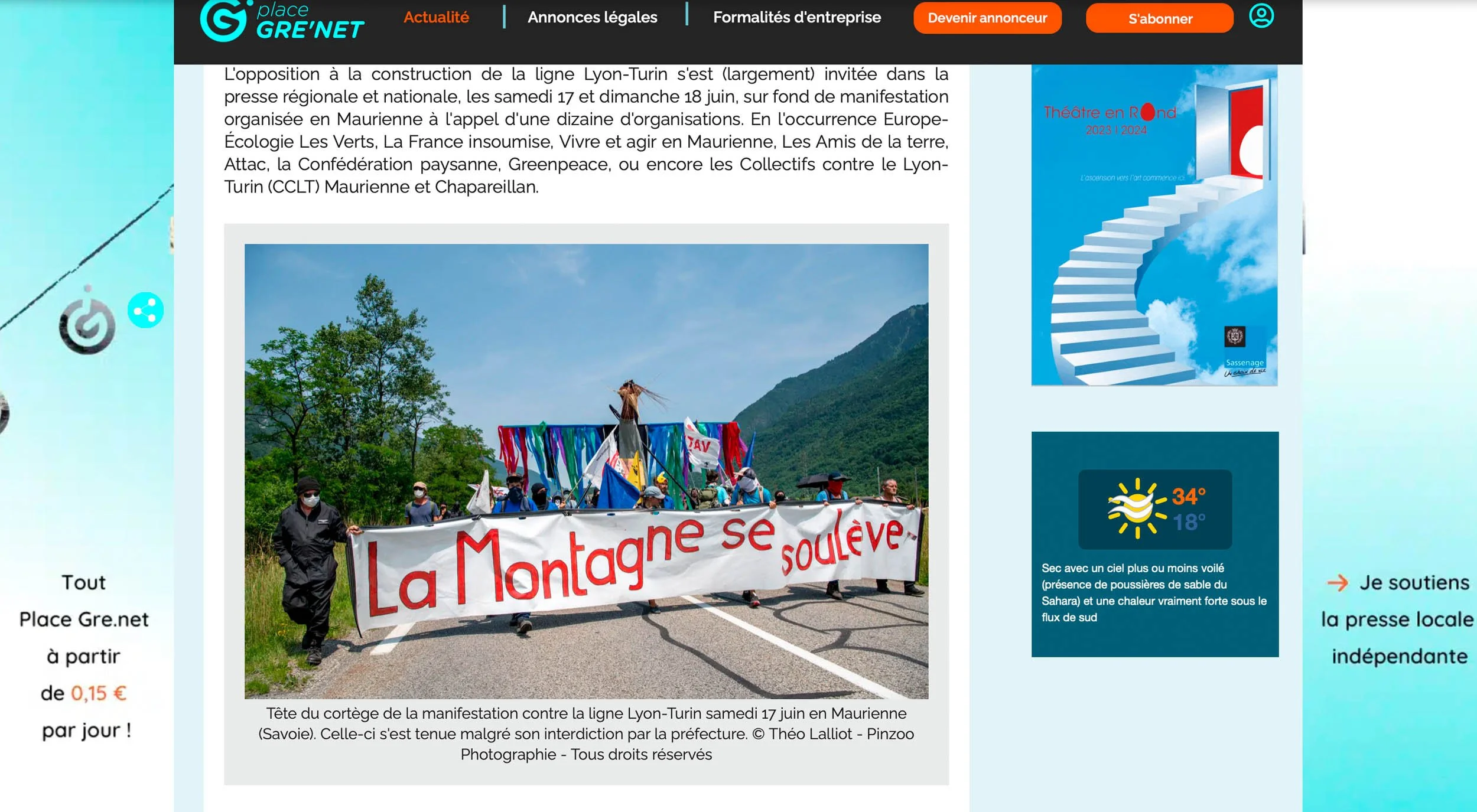 Une manifestation avec des personnes portant un drapeau et une bannière disant "La Montagne se soulève", protestant contre la ligne Lyon-Turin, dans un paysage montagnard lors d'une journée ensoleillée.