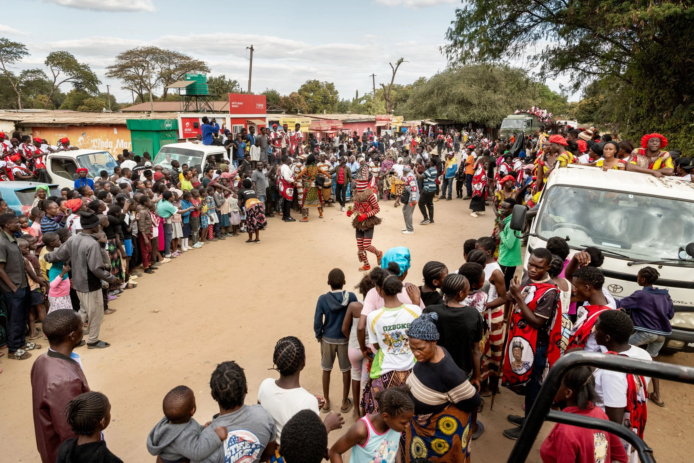 Dans le quartier de Libuyu, l'un des arrêts du cortège lors de la manifestation d'annonce du Bene Mukuni, les danseurs Makichi offrent un spectacle traditionnel, notamment des communautés Luvale, Soli et Ngoni,  aux habitants du quartier. Livingstone