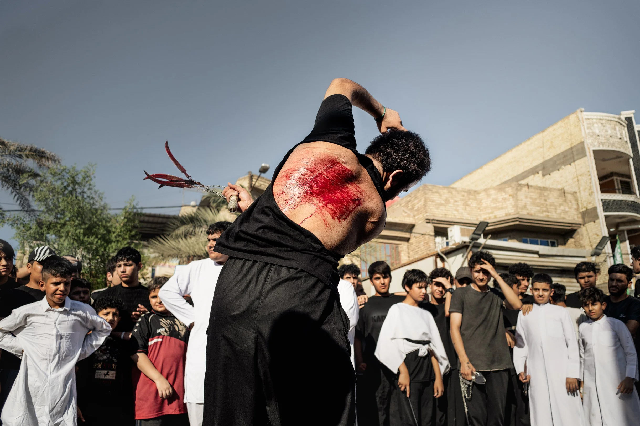 Les fidèles commémorent le martyre de l’imam Hussein à travers des rituels de deuil. Le matin du dernier jour (10ème) de la commémoration d’Ashoura, un homme pratique le Dahrib  (autoflagellation). Baghdad, Iraq, Juillet 2024.