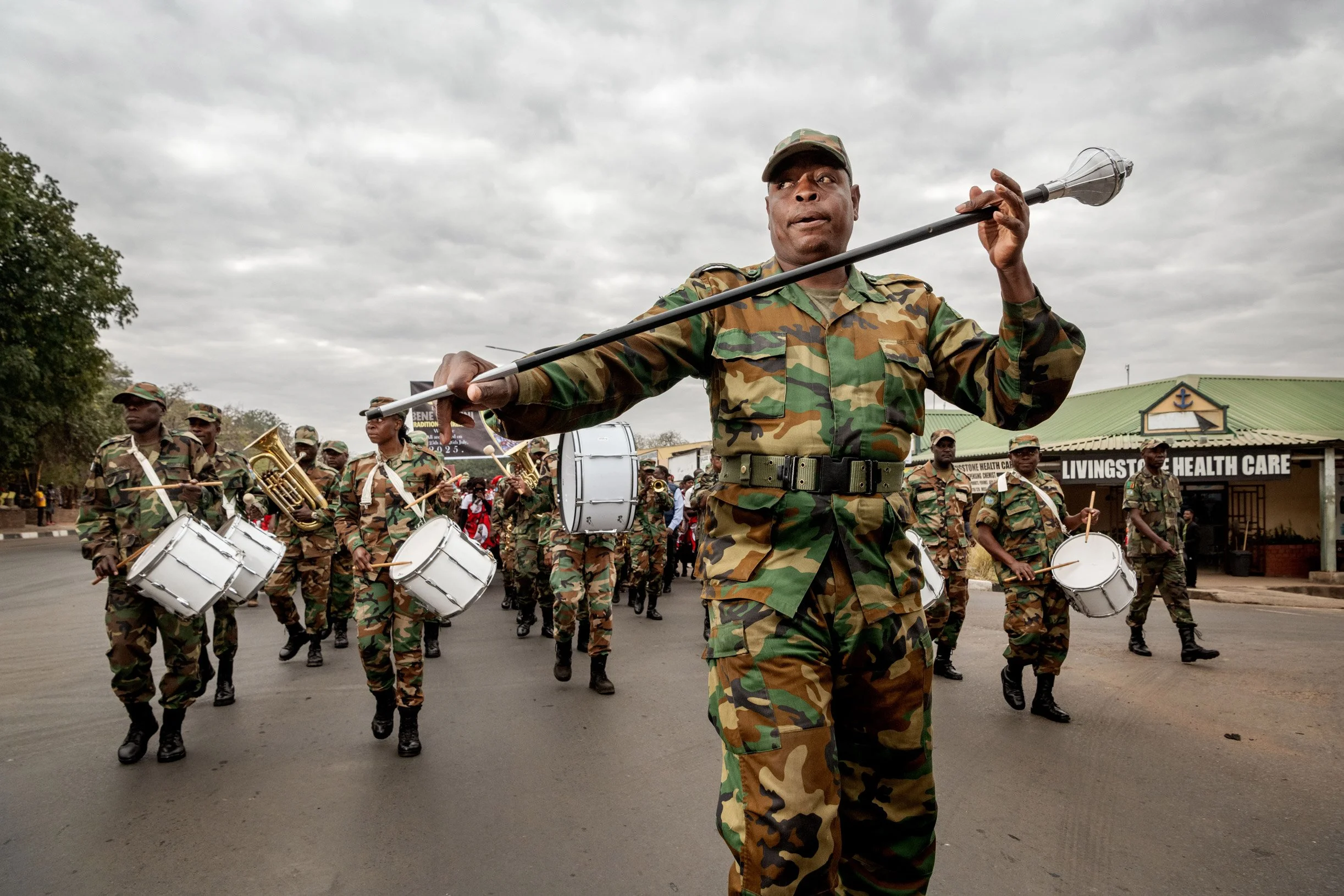 La Royal Air Force zambienne défile sur Lusaka Road, rue principale de Livingstone, dans le cadre de la manifestation d'annonce de la cérémonie du Bene Mukuni. Livingstone, Zambie - 21 Juillet 2025