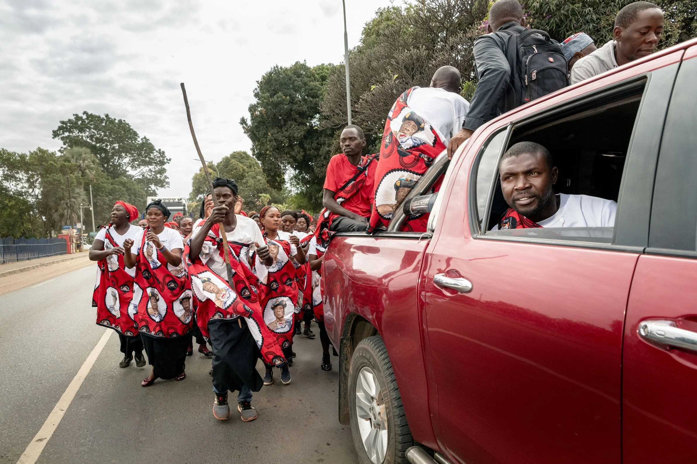 Cinq jours avant le début de la cérémonie du Bene Mukuni, une manifestation pour l'annonce officielle de l'événement traverse la ville de Livingstone. La communauté Toka Leya, organisatrice de cette cérémonie ancestrale, y participe massivement en te