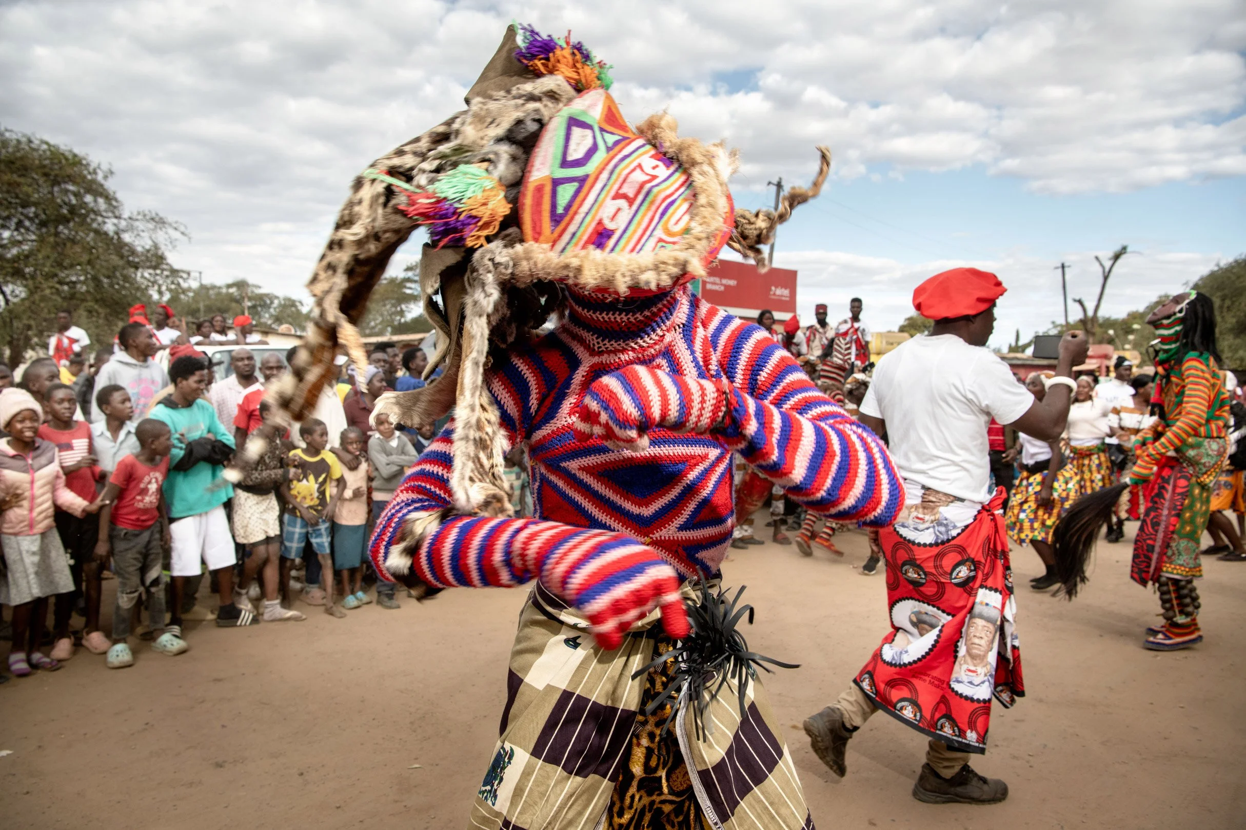 Portrait d’un danseur traditionnel Makishi du peuple des Luvale performant lors d’un des arrêts de la manifestation d’annonce du Bene Mukuni. Livingstone, Zambie - 21 Juillet 2025