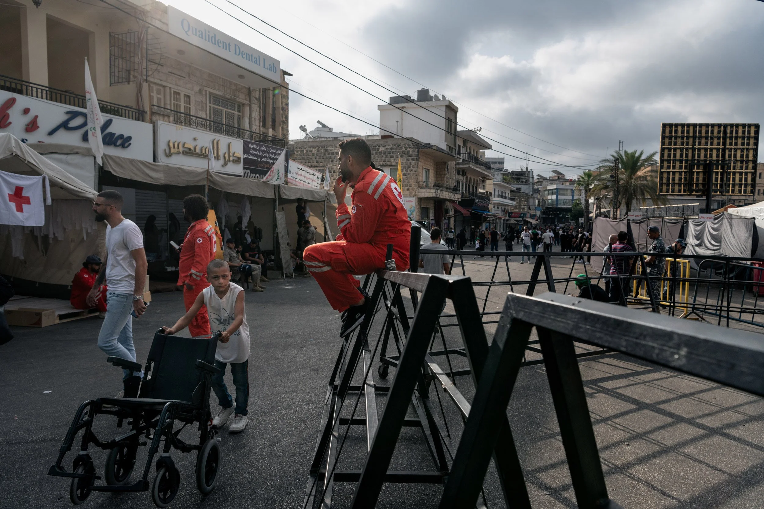 La Croix-Rouge se prépare avant le début de la commémoration de l'Achoura à Nabatiyeh, au Liban, le 29 juillet 2023.