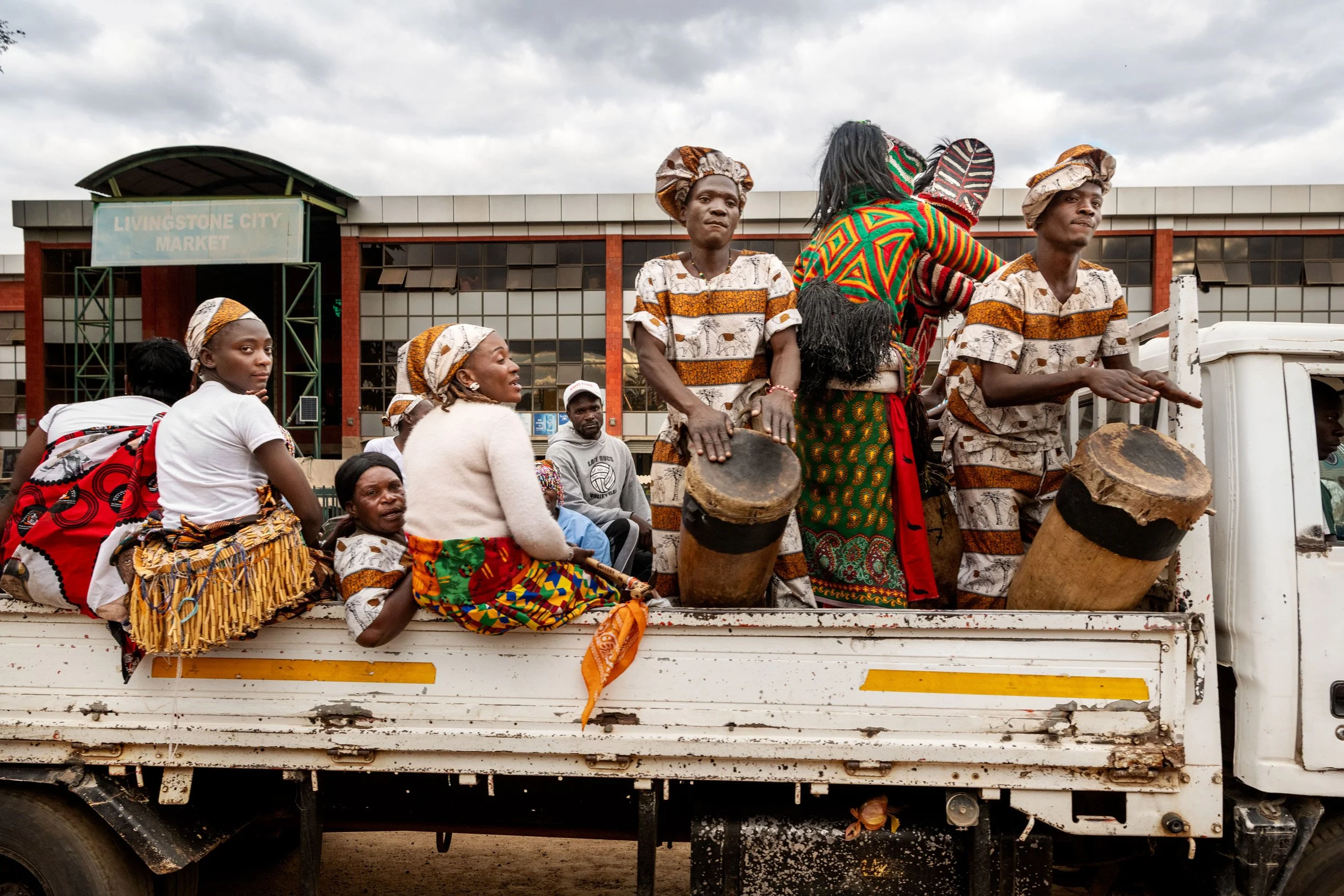 Départ du quartier de Maramba de la ville historique de Livingstone : des artistes Luvale embarquent à bord d'un camion en direction du village de Mukuni pour la dernière étape de la manifestation d'annonce du Bene Mukuni, cinq jours avant la cérémon