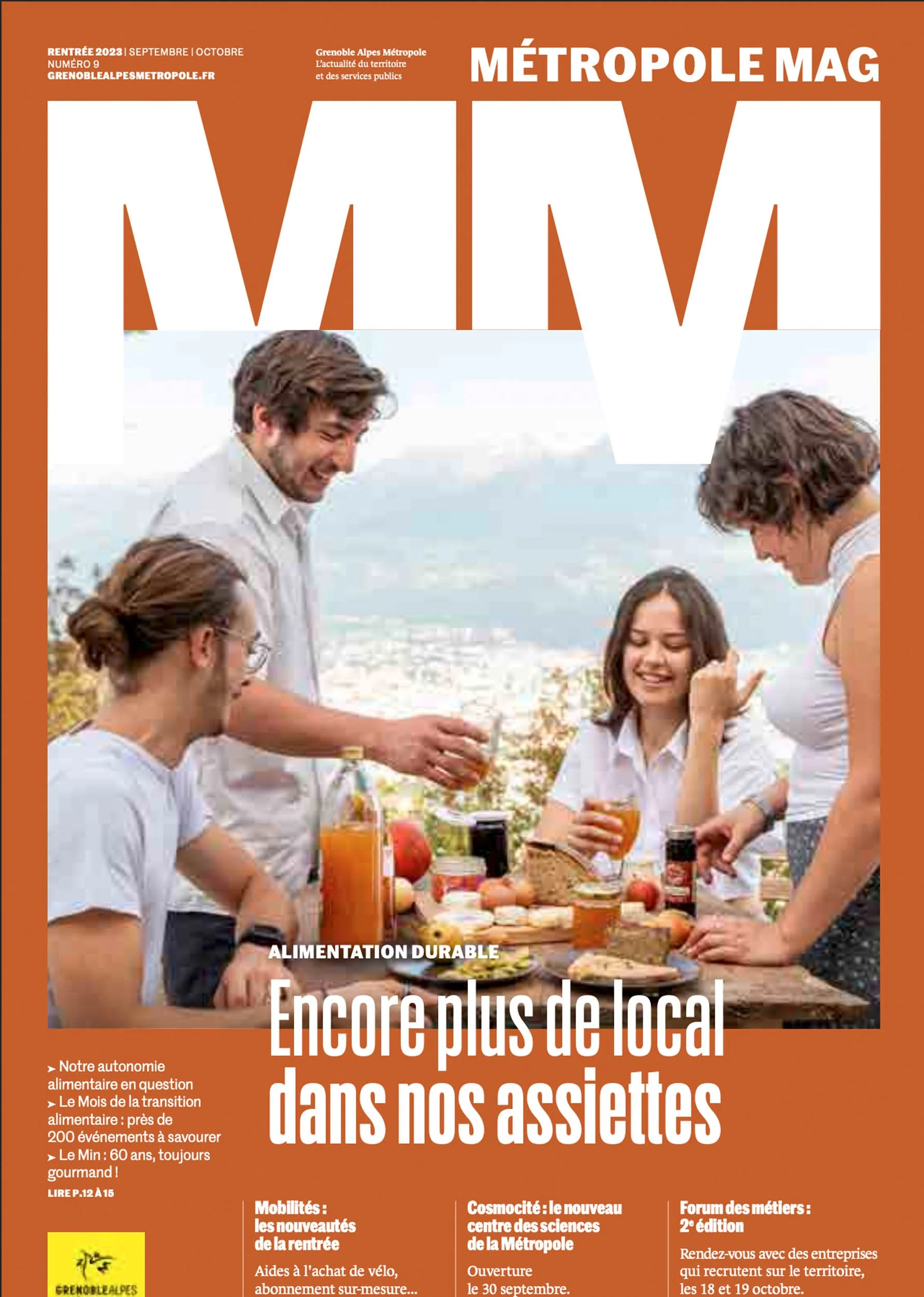 Couverture du magazine Métropole Mag avec une photo de cinq personnes souriantes partageant un pique-nique en extérieur avec des aliments sur la table.