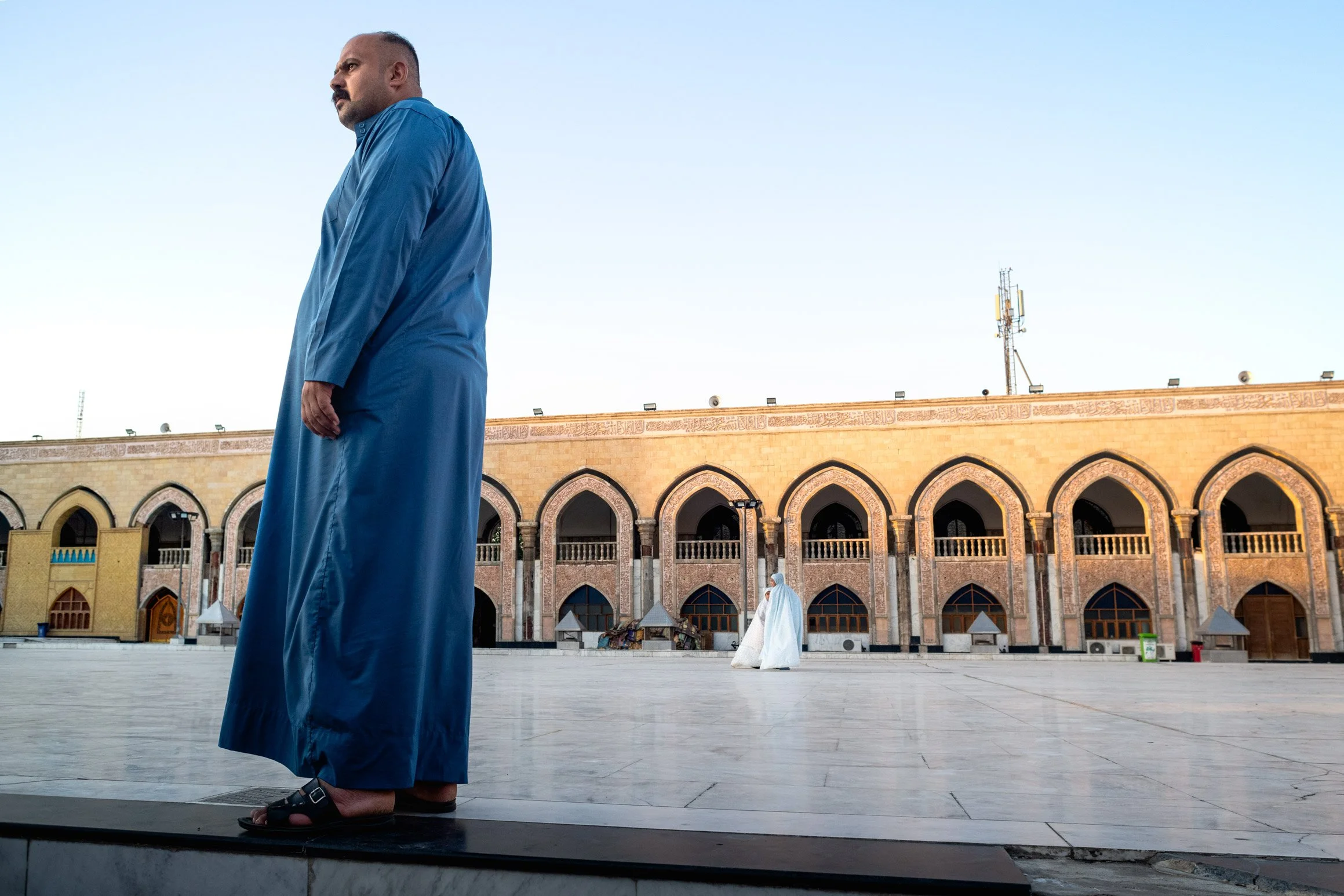 Un homme immobile dans la mosquée Sheikh Abdul Quadir Al-Jilana à Bagdad en Iraq, Juillet 2024