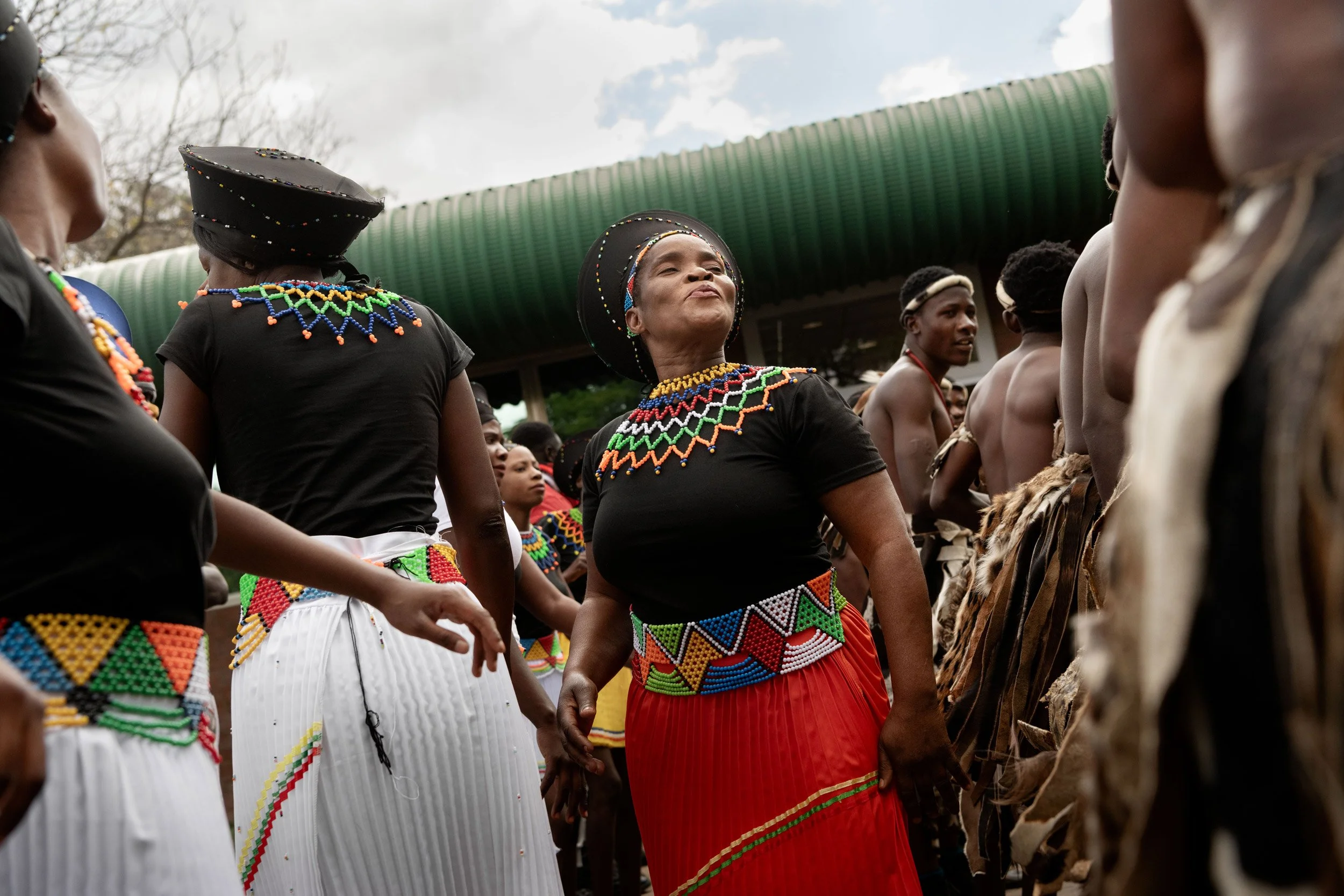 Deux jours avant la cérémonie officielle du Bene Mukuni, de nombreux danseurs et musiciens des communautés invitées attendent l'arrivée du chef Mukuni à l'aéroport de Livingstone et en profitent pour célébrer avec des danses traditionnelles (ici le p
